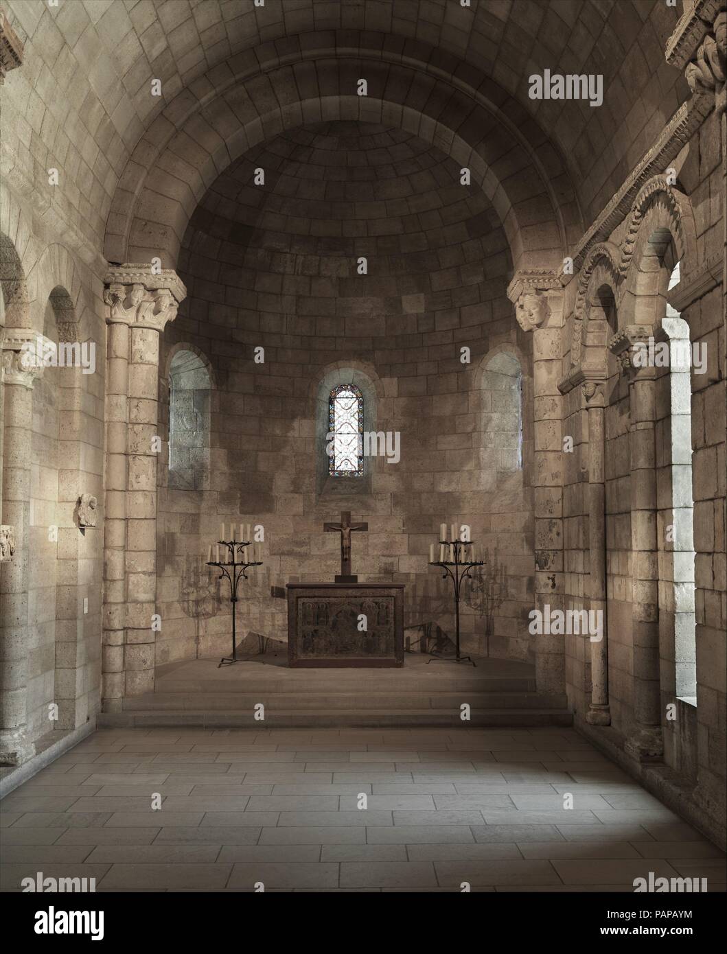 Kapelle Notre-Dame-du-Bourg in Langon. Kultur: Französisch. Abmessungen: 15 ft. 4 in. X 18 Ft. 8 in. × 23 ft. 10 in. (467.4 × 569 × 726,4 cm). Datum: nach 1126. Die rechte Wand des Langon Kapelle besteht aus Elementen, die ursprünglich aus der Südwand des Chores in der Kirche von Notre-Dame-du-Bourg, gegründet als eine Abhängigkeit von Notre-Dame-de-la-Grande-Sauve in 1126. Diese nüchterne, Ersatzteil, doch imposante Elemente wurden mit wenig Abwechslung von ihren romanischen Anordnung installiert. Einige ursprüngliche Elemente haben in der linken Wand, die mit Ston rekonstruiert wurde integriert. Stockfoto