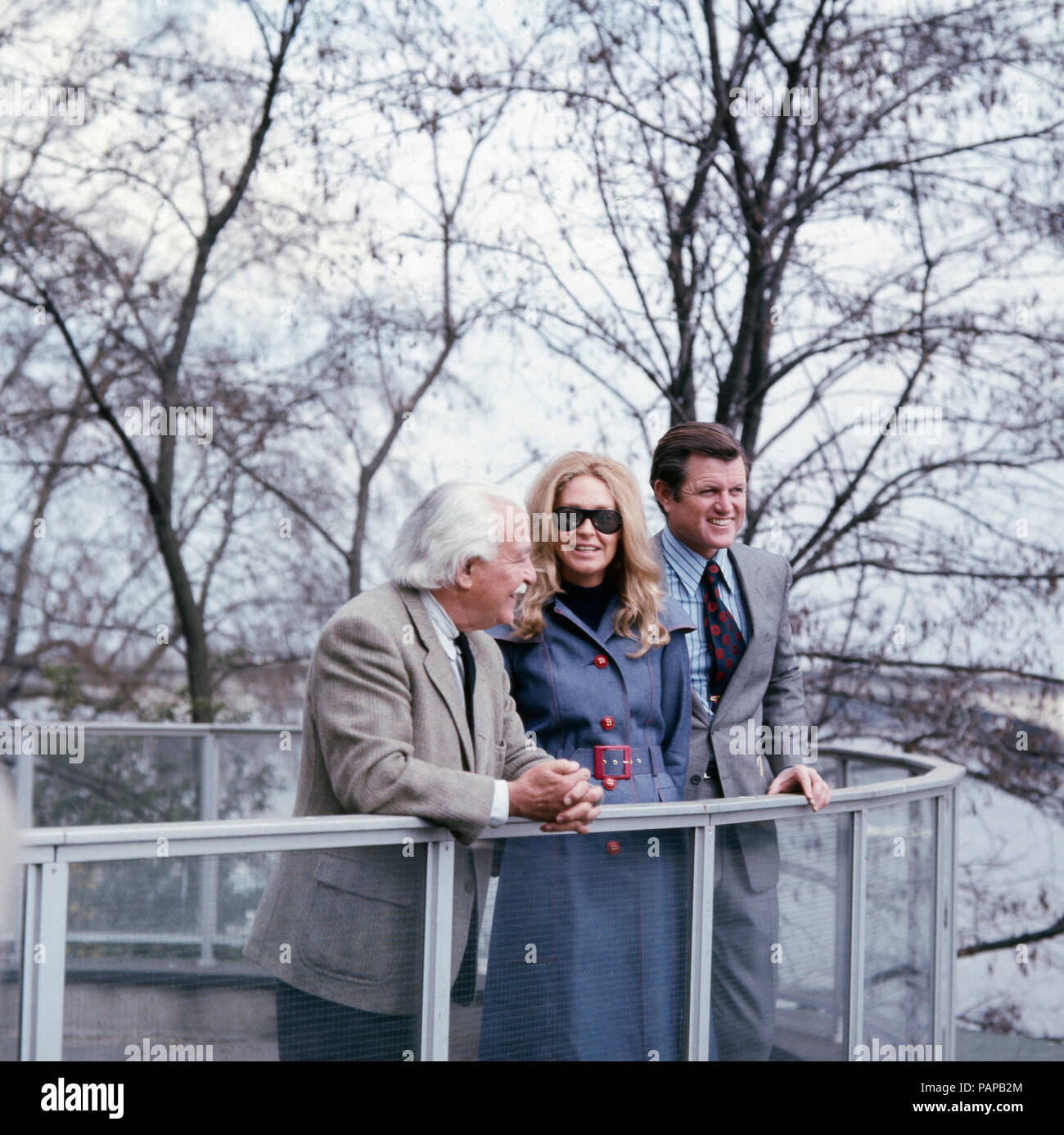 Der amerikanische Senator Edward Ted Kennedy mit Ehefrau Joan gortipohl Dirigent Arthur Fiedler bei einem 206 in Bonn, Deutschland 1971. Us-Senator Edward Ted Kennedy und seine Frau Joan treffen Orchester Dirigent Arthur Fiedler bei einem Besuch in Bonn, Deutschland 1971. Stockfoto