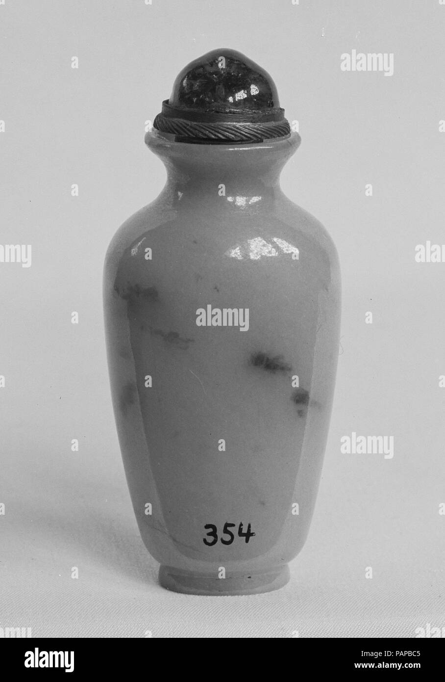 Schnupftabak Flasche. Kultur: China. Abmessungen: H. inkl. Top 2 3/4 in. (7 cm); H. w/o Top 2 3/8 in. (6 cm); W. 1 1/8 in. (2,9 cm); D. 7/8 in. (2.2 cm). Museum: Metropolitan Museum of Art, New York, USA. Stockfoto