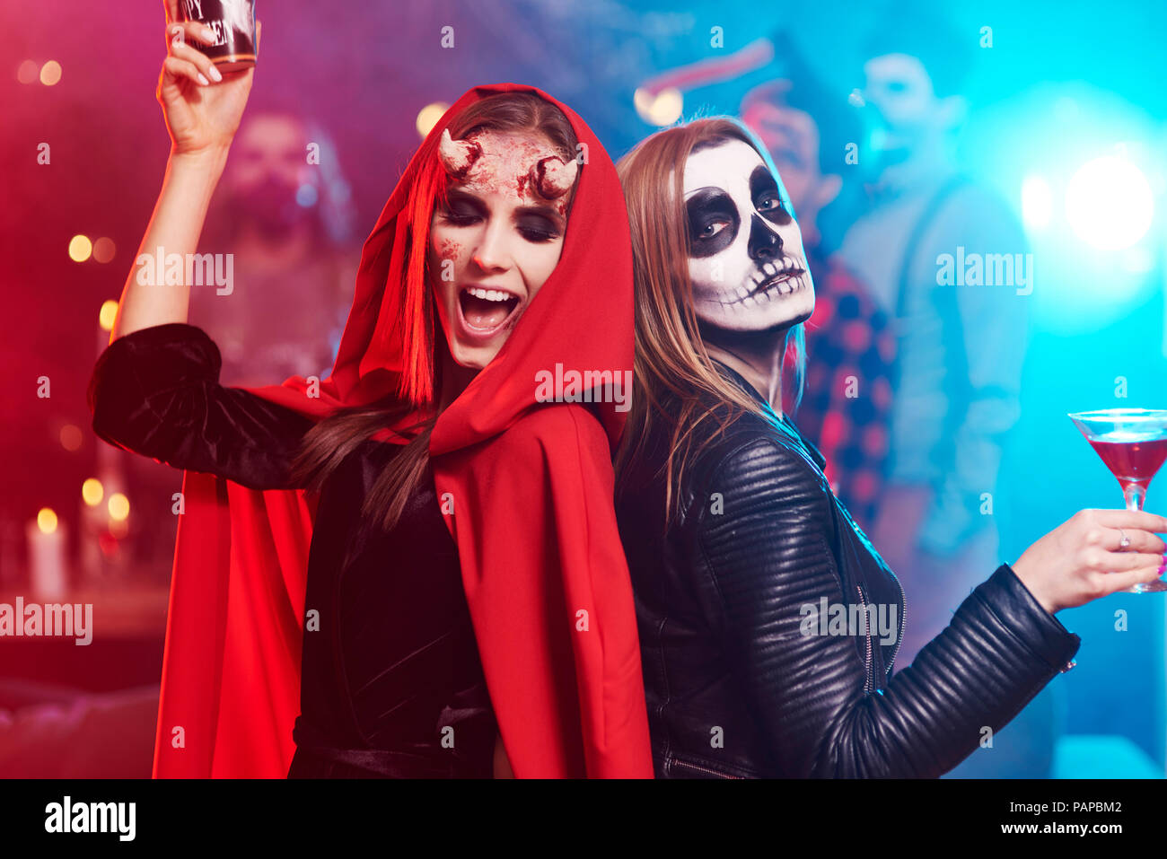 Frauen in gruseligen Kostümen tanzen an Halloween Party Stockfoto