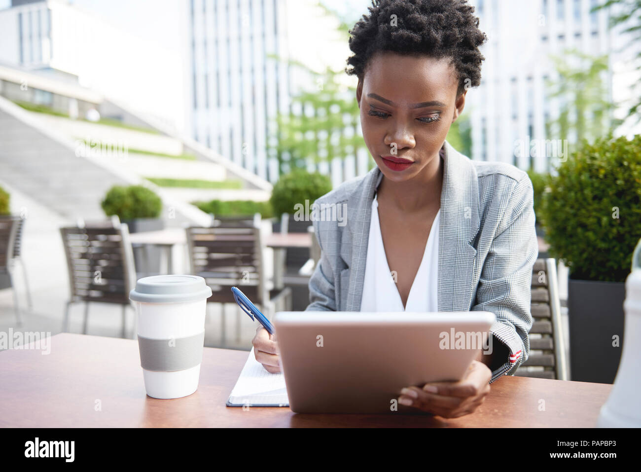 Portrait der Unternehmerin mit digitalen Tablette Sidewalk Cafe Stockfoto