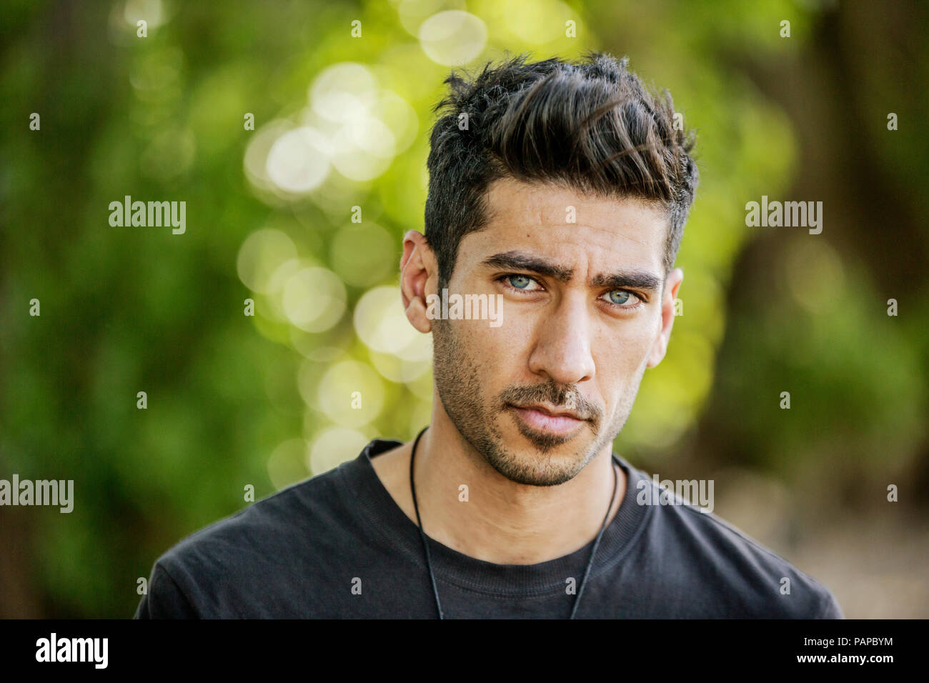 Portrait von skeptischen jungen Mann in der Natur Stockfoto