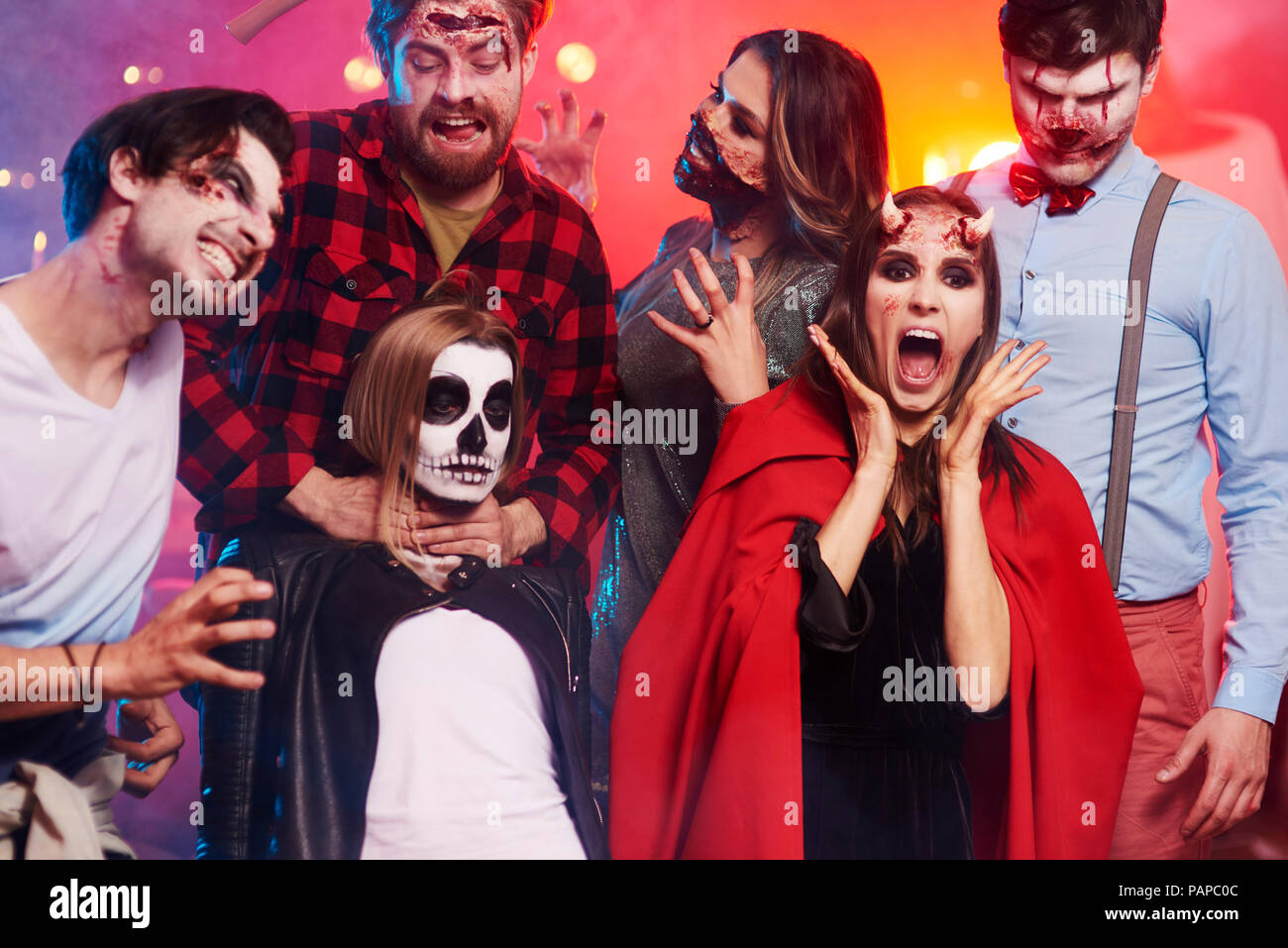 Freunde in gruselige Kostüme Spaß an Halloween Party Stockfoto