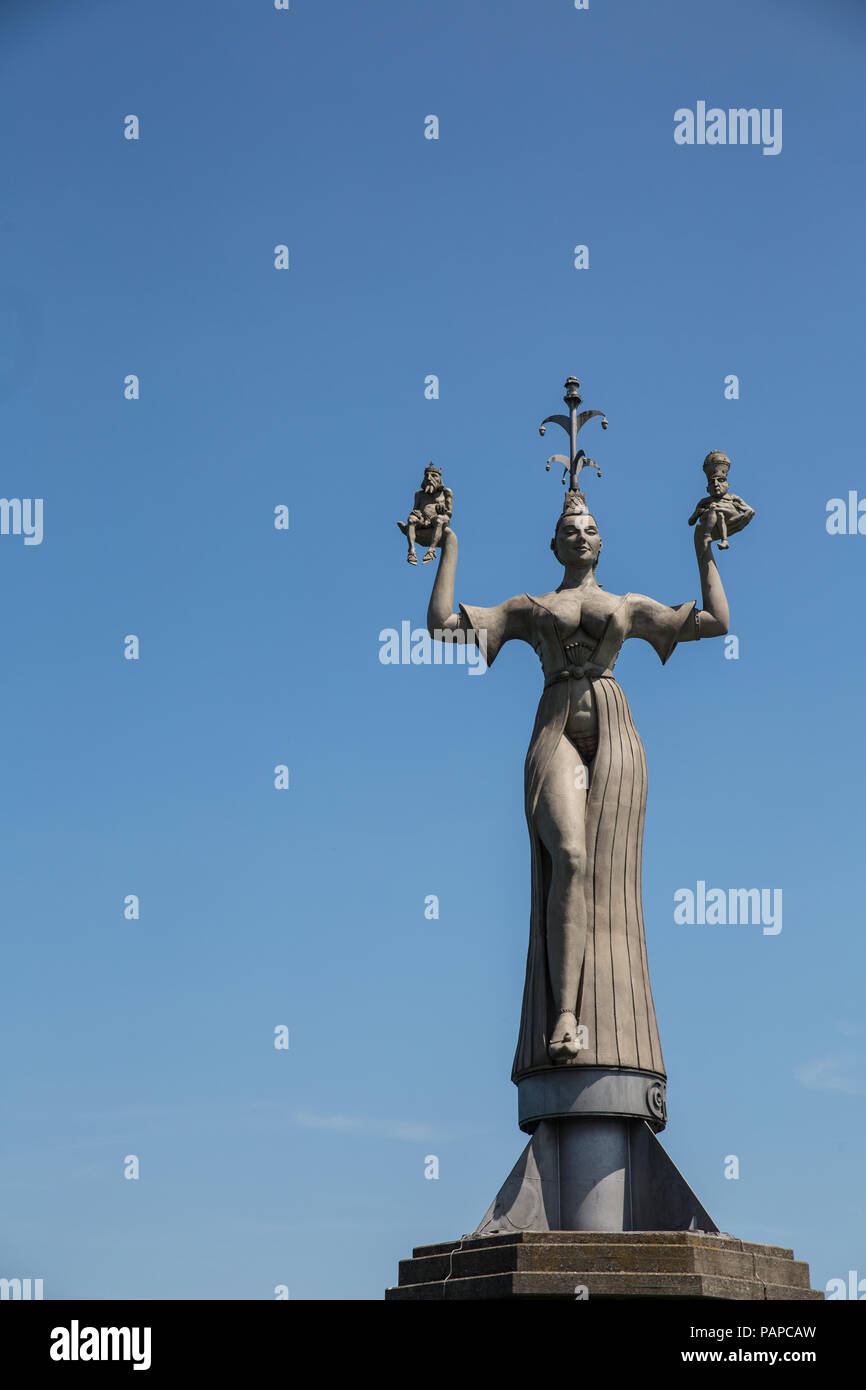 Imperia Statue im Hafen von Konstanz Stadt mit Blick auf den Bodensee. Konstanz ist eine Stadt in der südwestlichen Ecke von Deutschland an den Grenzen wit Stockfoto