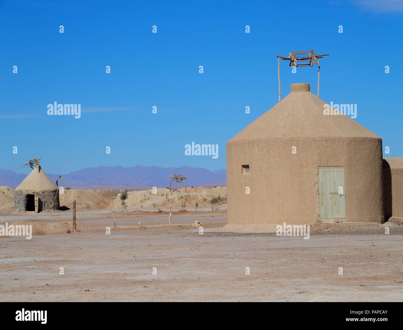 Malerische Wasser gut Gebäude von Ketthara an afrikanischen sandige Wüste Sahara Landschaften in der Nähe von Erfoud in Marokko mit klaren blauen Himmel in 2017 kalten Sunn Stockfoto