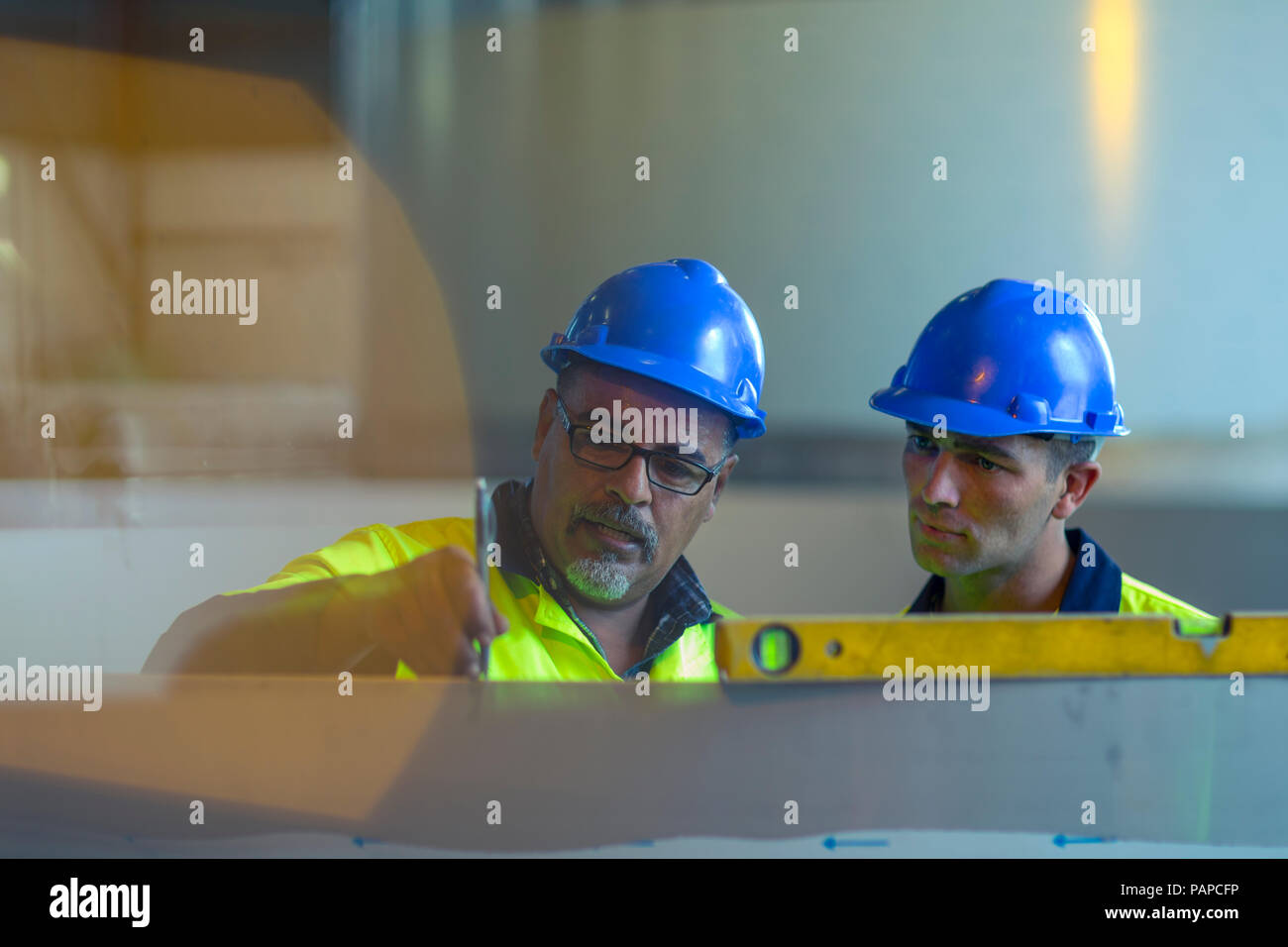 Ingenieure in Industrieanlagen diskutieren Arbeit Stockfoto