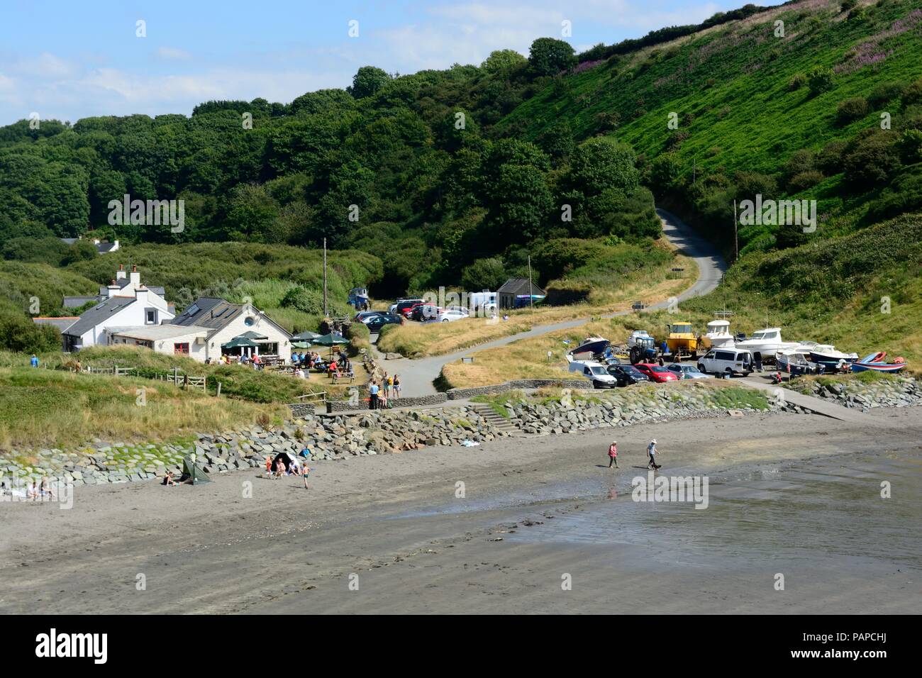 Pwllgwaelod Strand einer kleinen Bucht mit dunklem Sand und Kies Dinas Cross Newport Pembrokeshire Wales Cymru GROSSBRITANNIEN Stockfoto