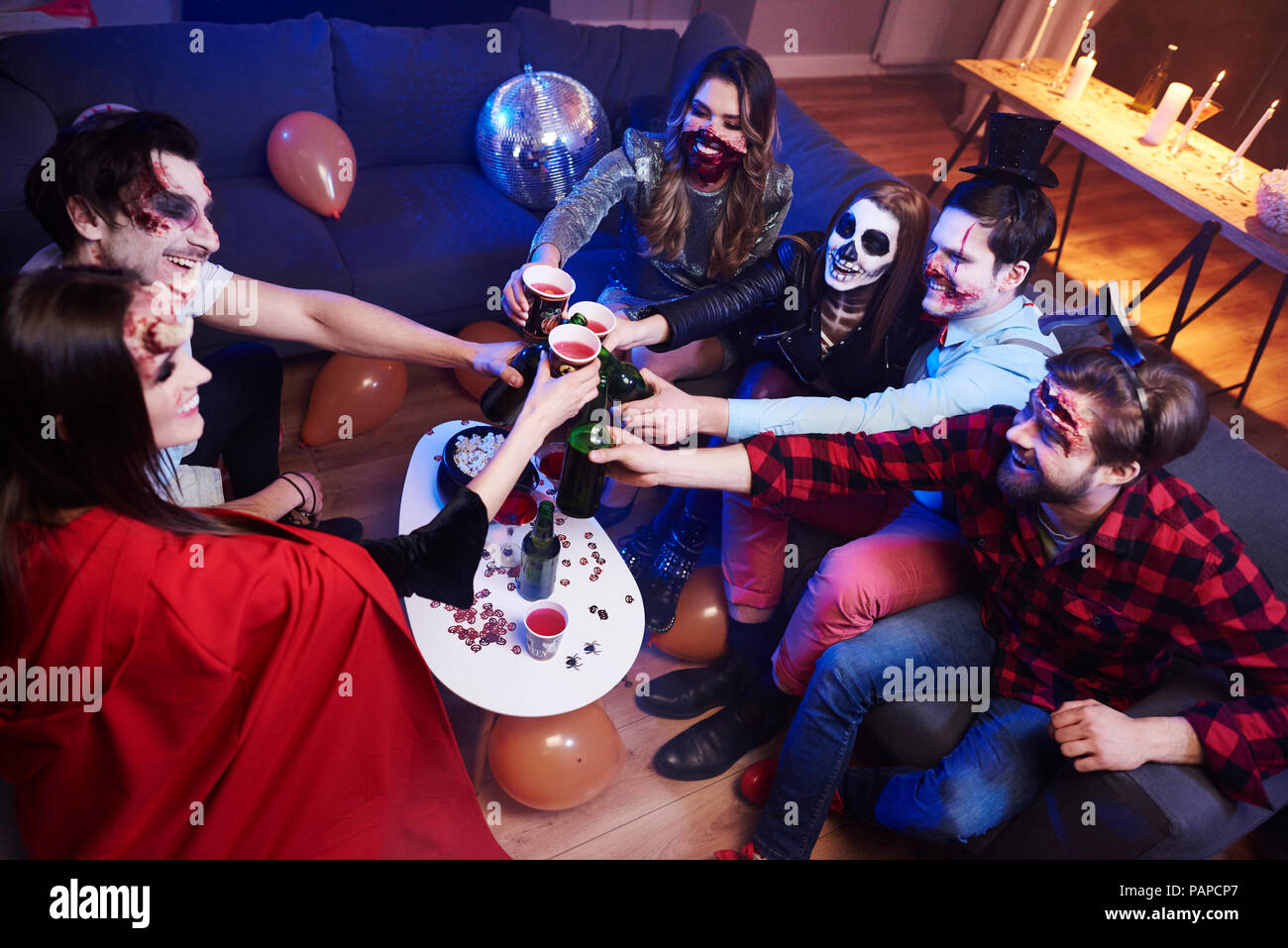 Freunde Schiebeschalter an Halloween Party Stockfoto