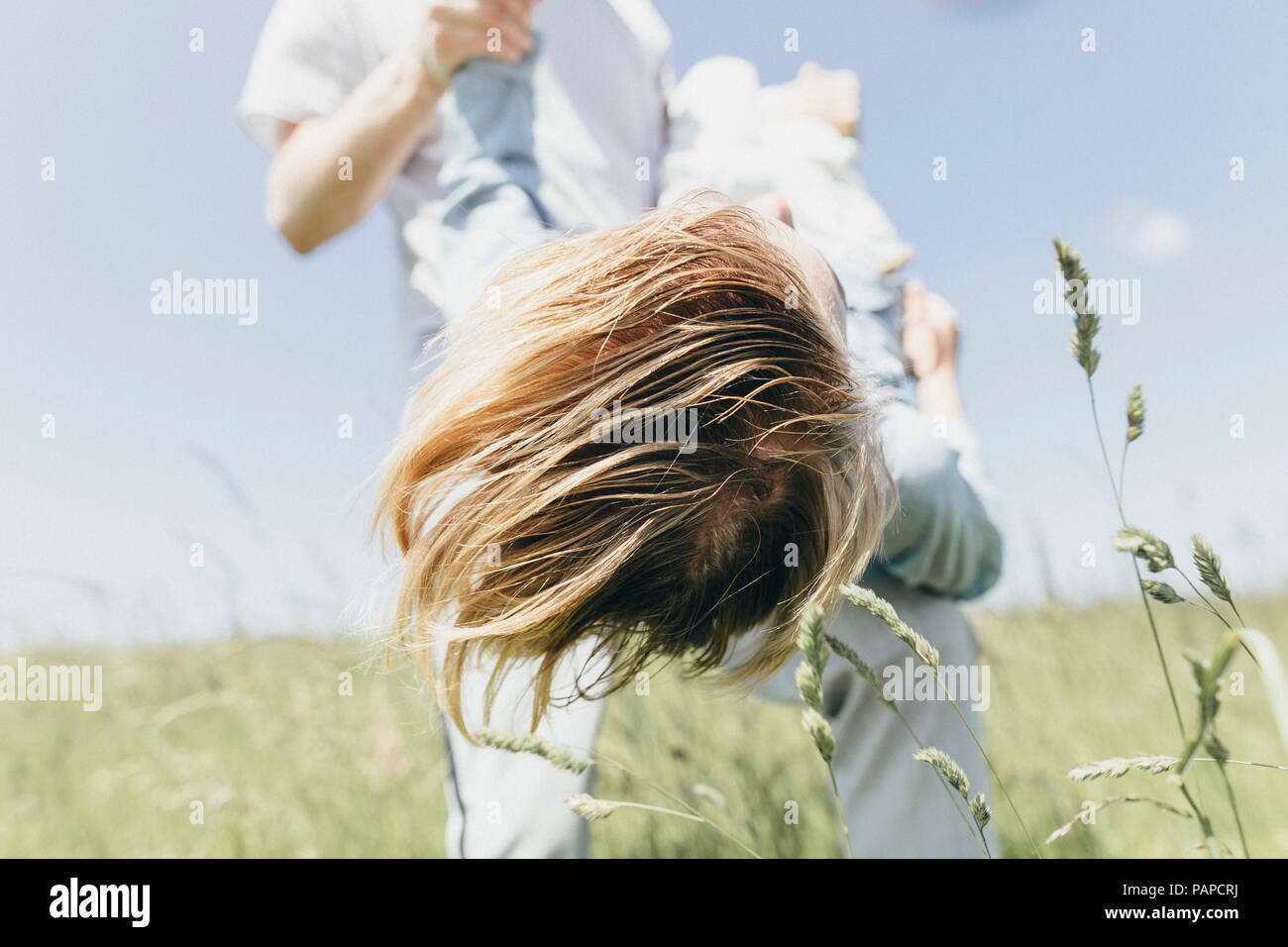 Mann, der glückliche junge in einem Feld Stockfoto