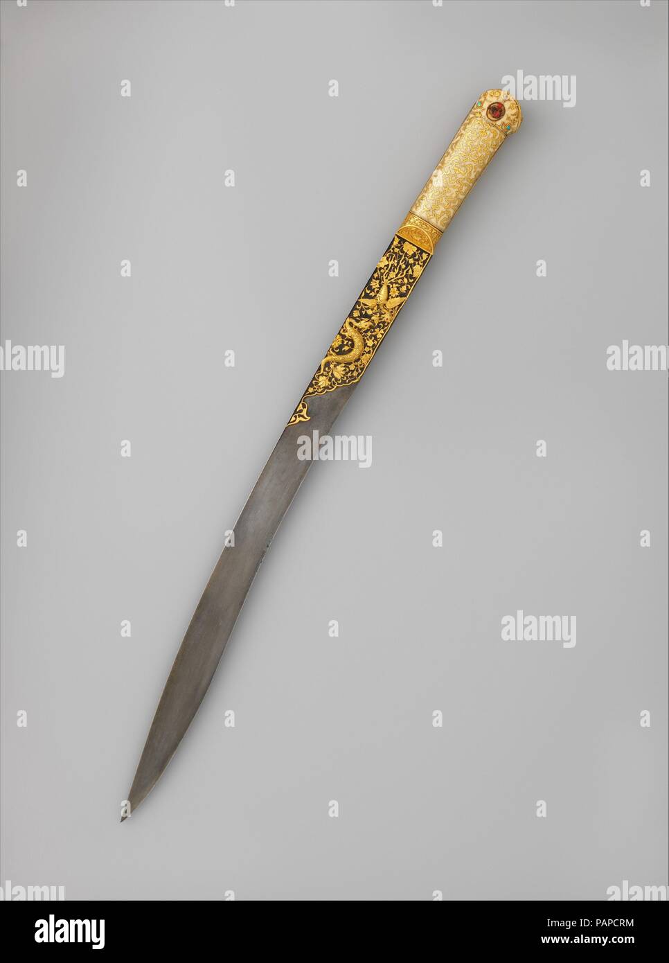 Kurze Schwert (yatagan) des Süleyman der Prächtige (regierte 1520-66). Kultur: in der Türkei, Istanbul. Abmessungen: L 23 cm. (59,3 cm); L. der Klinge 18 cm. (46,7 cm); Wt. 1 lb. 8 oz. (691 g). Schwert Hersteller: Workshop von Ahmed Tekelü (evtl. Iranische, aktive Istanbul, Ca. 1520-30). Datum: Ca. 1525-30. Exquisite Verarbeitung und die großzügige Verwendung von wertvollen Materialien zeichnen dieses Schwert als fürstliche Waffe und veranschaulicht die Opulenz und Verfeinerung der Osmanischen luxus Kunst fast identisch mit einer <i>yatagan</i> (jetzt im Topkapi Palace, Istanbul) made in 1526-27 durch den Hofjuwelier EIN Stockfoto Kurze Schwert (yatagan) des Süleyman der Prächtige (regierte 1520-66). Kultur: in der Türkei, Istanbul. Abmessungen: L 23 cm. (59,3 cm); L. der Klinge 18 cm. (46,7 cm); Wt. 1 lb. 8 oz. (691 g). Schwert Hersteller: Workshop von Ahmed Tekelü (evtl. Iranische, aktive Istanbul, Ca. 1520-30). Datum: Ca. 1525-30. Exquisite Verarbeitung und die großzügige Verwendung von wertvollen Materialien zeichnen dieses Schwert als fürstliche Waffe und veranschaulicht die Opulenz und Verfeinerung der Osmanischen luxus Kunst fast identisch mit einer <i>yatagan</i> (jetzt im Topkapi Palace, Istanbul) made in 1526-27 durch den Hofjuwelier EIN Stockfoto