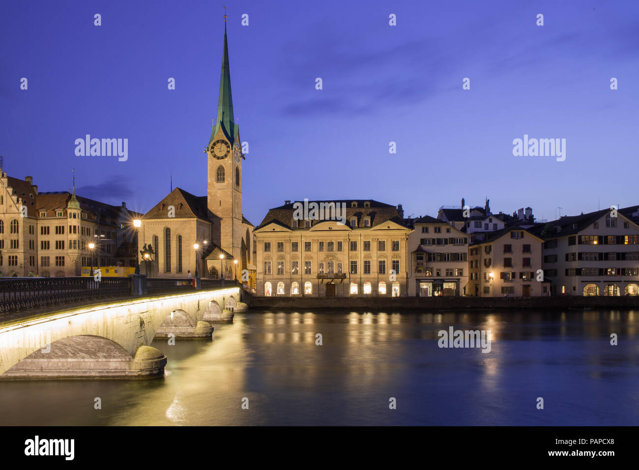 Limmat Riverside mit berühmten Kirchen in Zürich, Schweiz Stockfoto