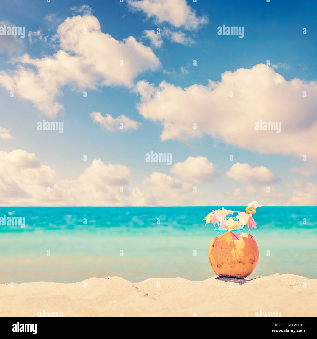 Retro getönten Kokosnuss mit bunten Schirme am Strand, Sommerferien Konzept. Stockfoto