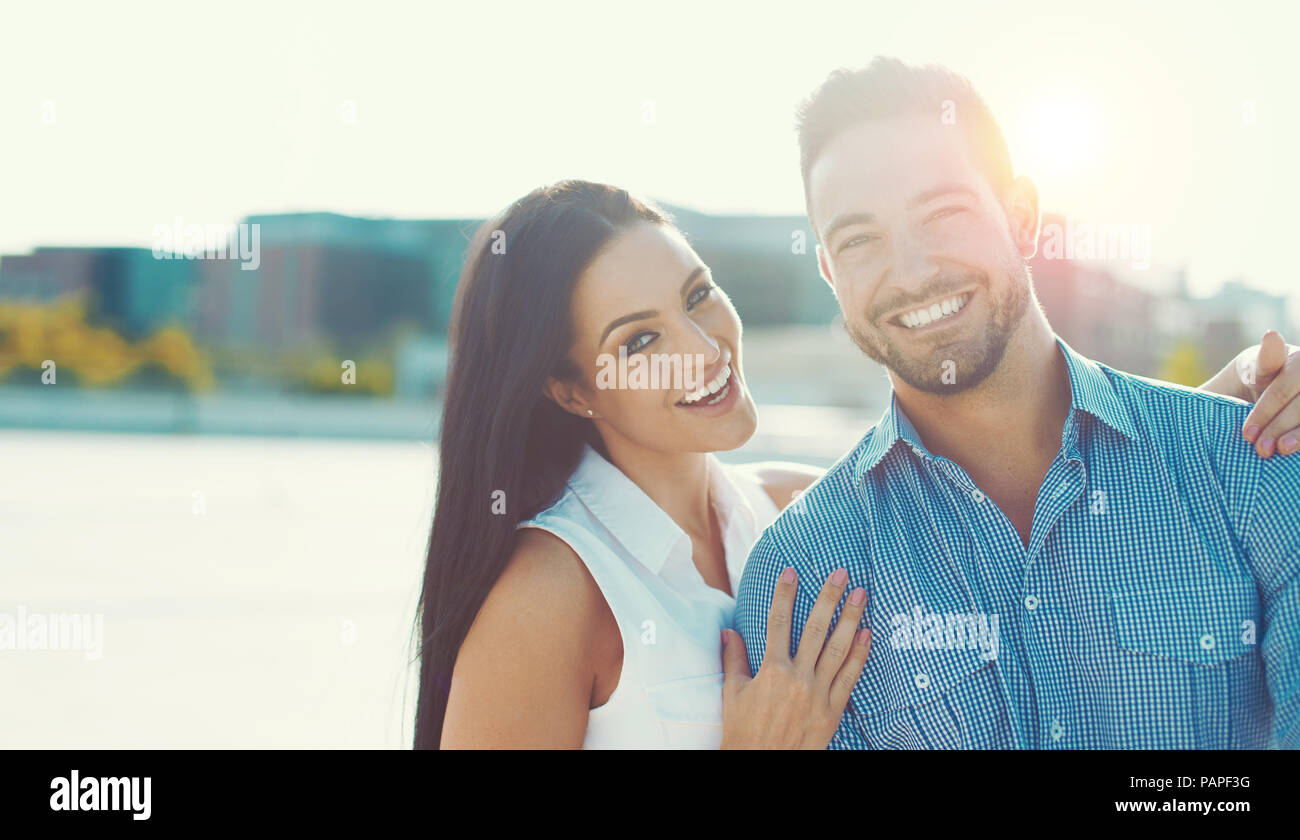 Glückliche Junge kaukasier Paar in vintage Sonnenuntergang Porträt Stockfoto