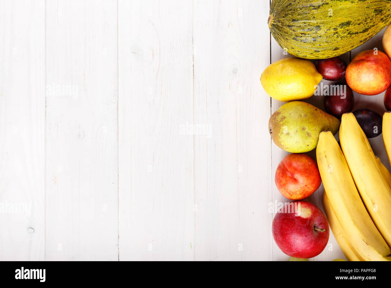 Obst Hintergrund mit exotischen Früchten auf weißem Hintergrund, Obst detox, Platz für Text Stockfoto