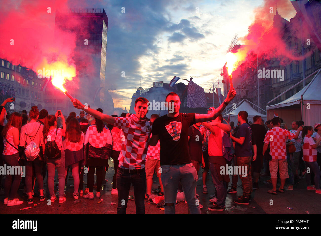 ZAGREB, KROATIEN - 15. Juli kroatischen Fußball-Fans nach dem Spiel von Frankreich gegen Kroatien 2018 FIFA WM Russland, feiern Sieg auf Platz 2. Juli Stockfoto