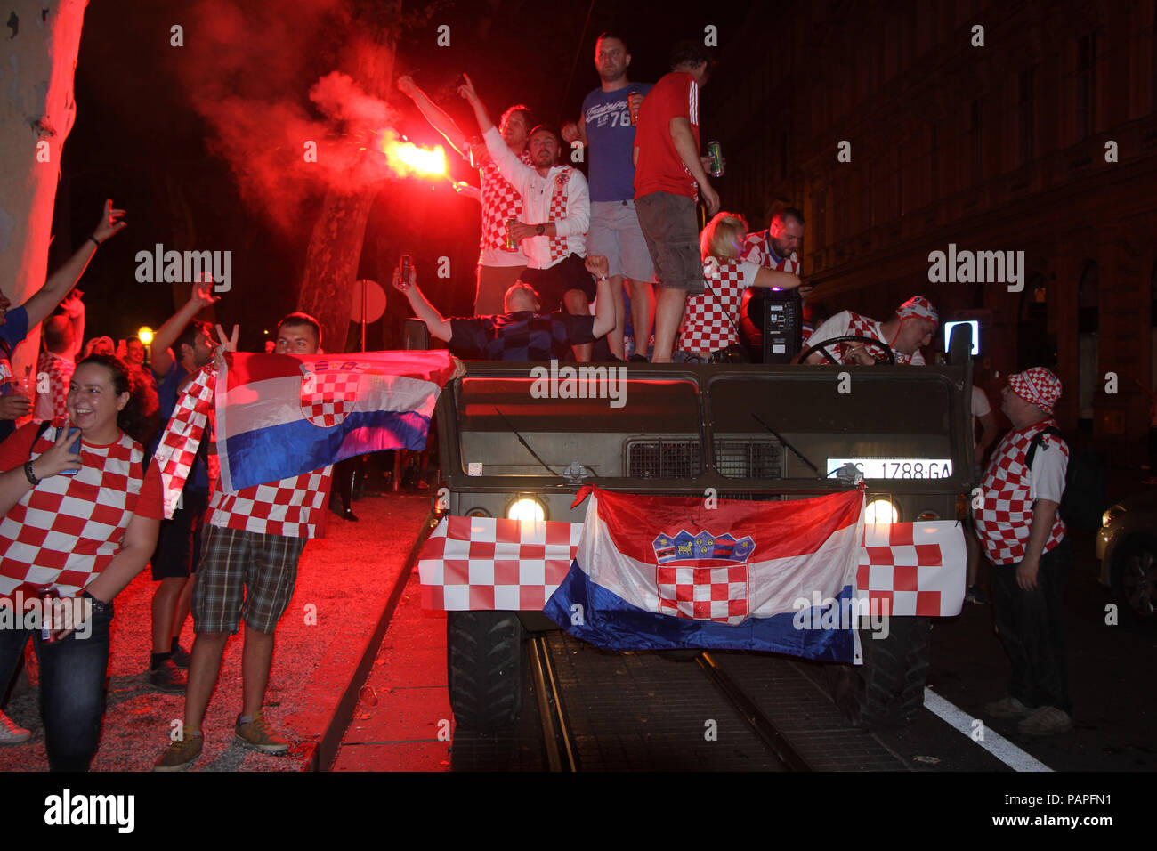 ZAGREB, KROATIEN - 15. Juli kroatischen Fußball-Fans nach dem Spiel von Frankreich gegen Kroatien 2018 FIFA WM Russland, feiern Sieg auf Platz 2. Juli Stockfoto