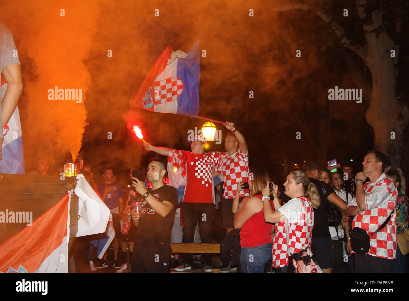 ZAGREB, KROATIEN - 15. Juli kroatischen Fußball-Fans nach dem Spiel von Frankreich gegen Kroatien 2018 FIFA WM Russland, feiern Sieg auf Platz 2. Juli Stockfoto