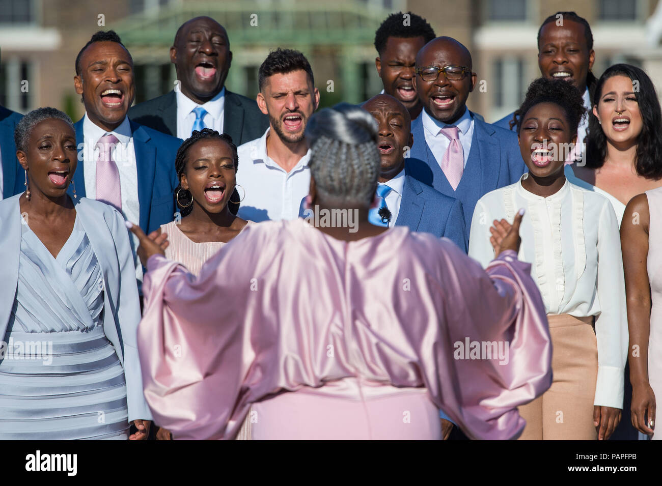 Mitglieder des Reiches Chor, die von Mir an der königlichen Hochzeit stehen, führen Sie außerhalb der Kensington Palace, die nach ihrer Unterzeichnung eines Plattenvertrag mit Sony Music. Stockfoto