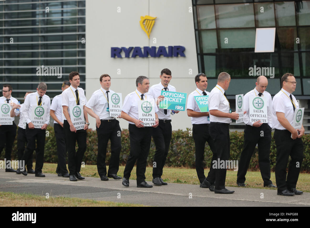 Ryanair Piloten Form eine Mahnwache außerhalb der Unternehmenszentrale in Swords, Dublin, da Sie über die Entlohnung und die Bedingungen Streik. Stockfoto