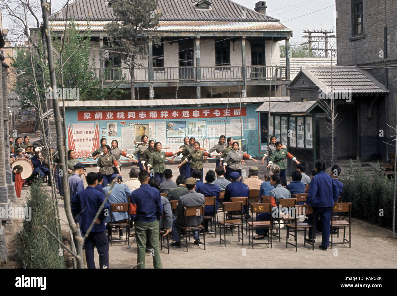 China während der Kulturrevolution Mao Tse-tung dachte Propaganda Team der Arbeitnehmer die Durchführung einer Präsentation für die Mitarbeiter Stockfoto