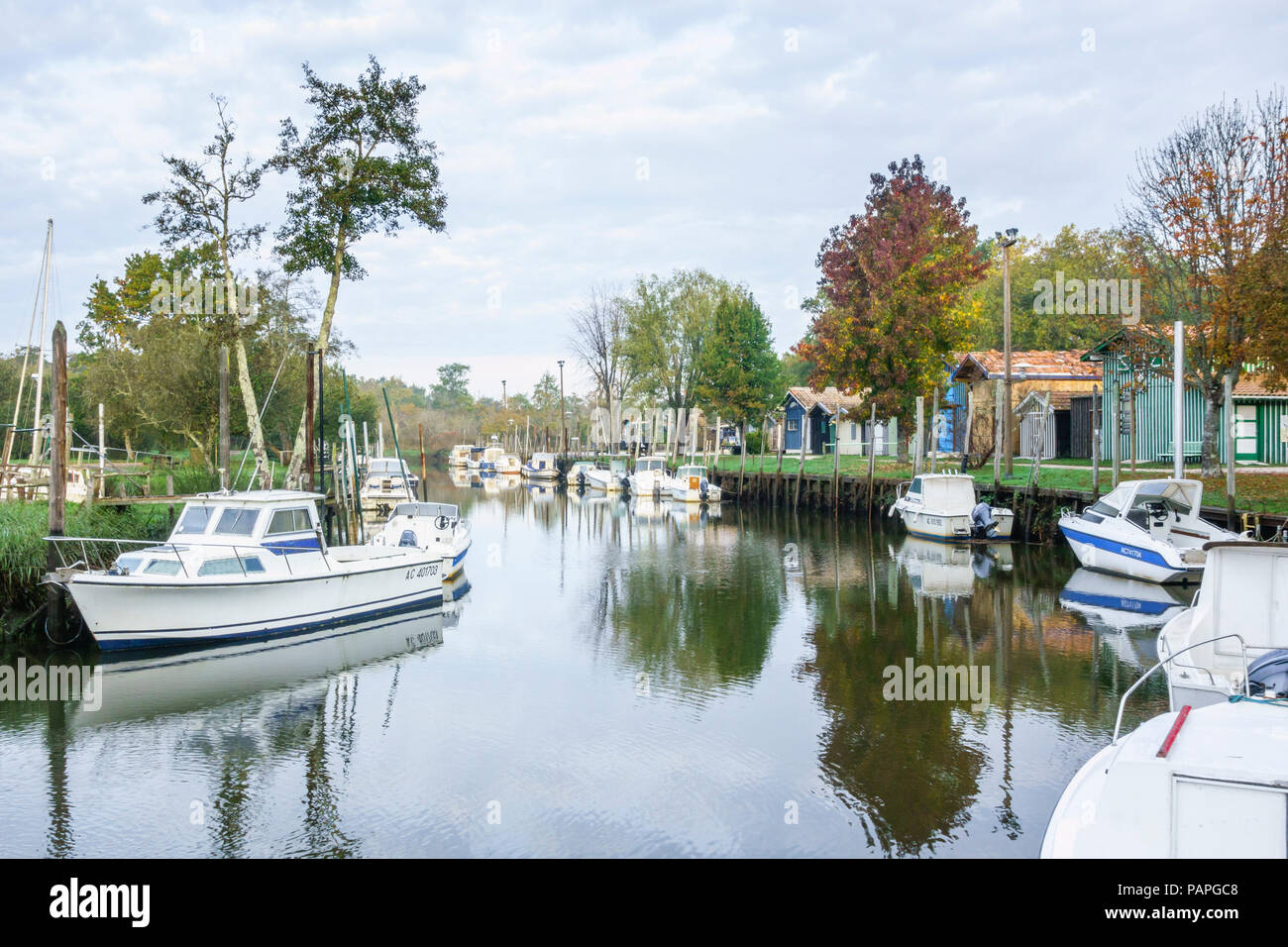 Biganos, Gironde, Arcachon, Frankreich: Der kleine Hafen auf La Leyre Fluss und die farbigen Hütten im Herbst Stockfoto