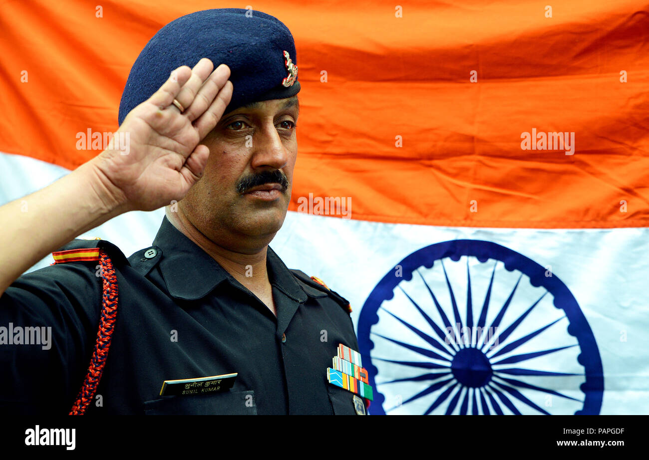Armee Soldat Salutierte der nationalen Flagge Stockfoto