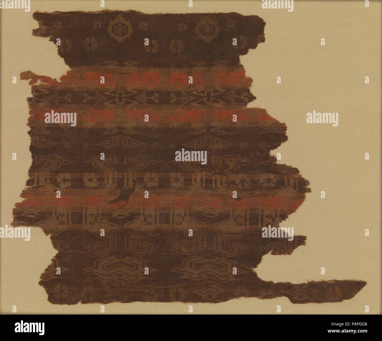 WovenTextile (Detail). Kultur: China. Abmessungen: Insgesamt (nach Erhalt): 7 3/4 x 6 in. (19,7 x 15,2 cm) Berg (mit plexi Deckel): 10 1/8 x 11 5/8 in. (25,7 x 29,5 cm) Insgesamt (vor Erhaltung): 6 x 6 11/16 in. (15,3 x 17 cm). Die älteste chinesische Textilien aus der Sammlung des Museums (2002.558, 559), diese beiden Fragmente mit einem Muster von geometrischen Motiven und Vögel oder dragonlike Tiere stammen aus der gleichen Länge der Seide gewebt. Die Streifen, wahrscheinlich gefärbt mit Zinnober, behalten Sie eine frische rote Farbe. Zinnober wurde in China bereits drei bis vier tausend Jahren abgebaut und hat Foun. Stockfoto