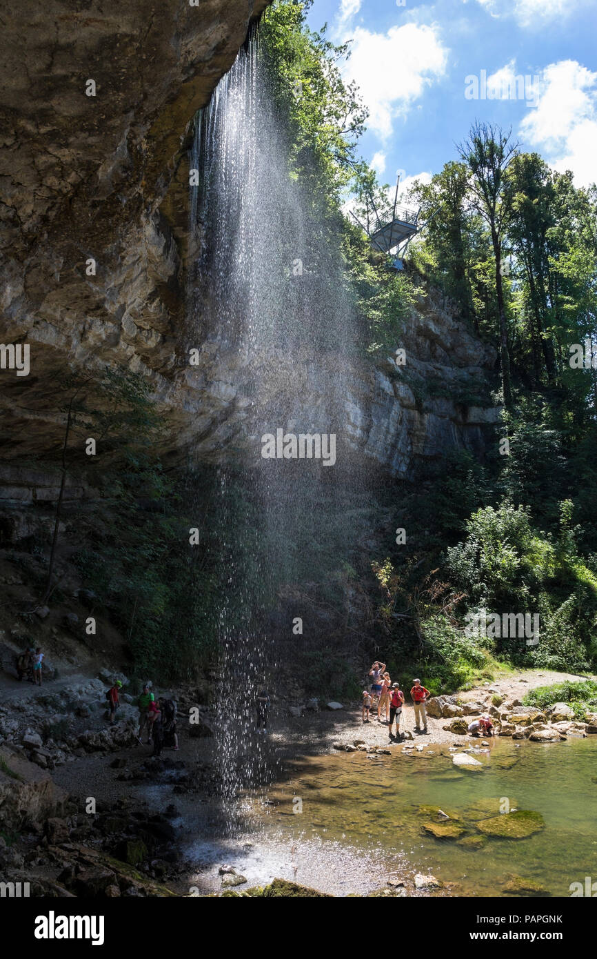 Besucher genießen die 35m Wasserfall Saut Girard an einem heissen Sommertag, Cascades de Herrison, Jura, Frankreich. Stockfoto