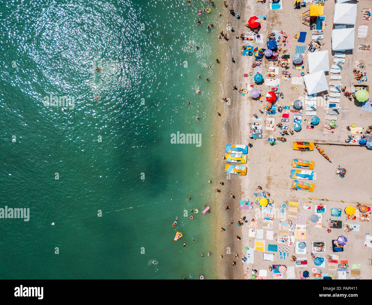 Luftaufnahme von Fliegende Drohne von Leute Entspannen am Strand in Rumänien am Schwarzen Meer Stockfoto