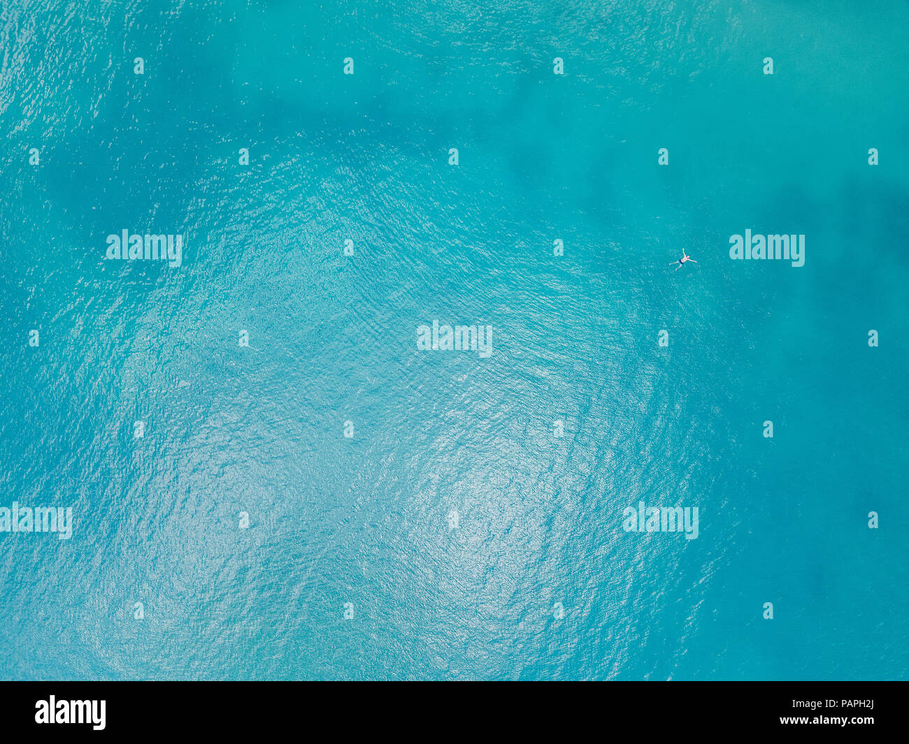 Luftaufnahme des Menschen verloren in der Mitte des Ozeans Stockfoto