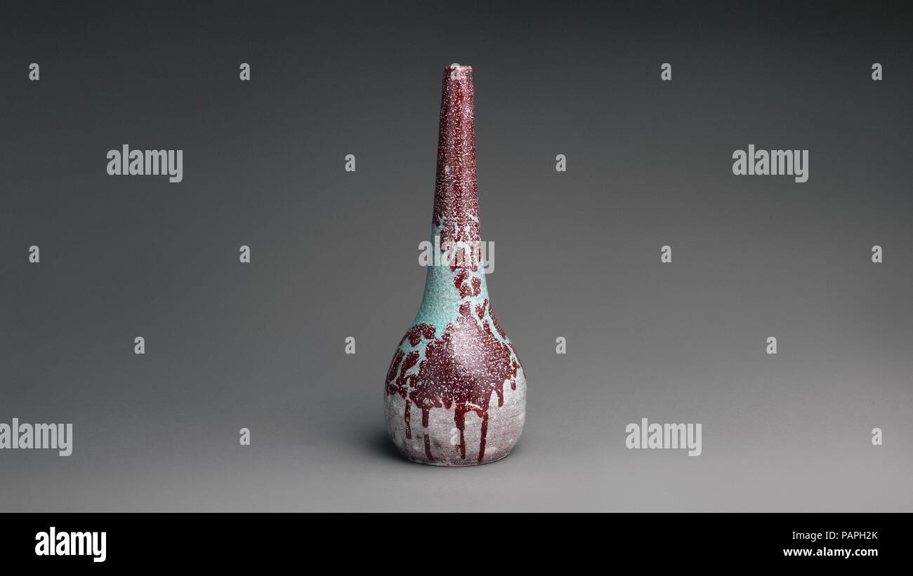 Flasche Vase. Kultur: Französisch, Choisy-le-Roi. Abmessungen: Insgesamt (bestätigt): 16 15/16 x 7 1/2 x 7 1/2 in., 11 lb. (43 × 19,1 × 19,1 cm, 5 kg). Schöpfer: Ernest Rosenkranz (Französisch, Sèvres 1835-1909 Choisy-le-Roi). Datum: Ca. 1890. Diese Flasche Vase ist verziert mit einem flambierten Glasur, eine Mischung aus tiefen Kupfer rot und türkis blau. Die Technik, die in China seit Jahrhunderten bekannt, war im 19. Jahrhundert nachgebildet, die von französischen Kunst Töpfer geführt vom Rosenkranz. Es ging um die Oxidation von Kupfer im Brennofen (reduzierte Sauerstoff rot zu erstellen; erhöhte Sauerstoff für Blau). Ein Kritiker schrieb, bin. Rosenkranz, der nach thir Stockfoto