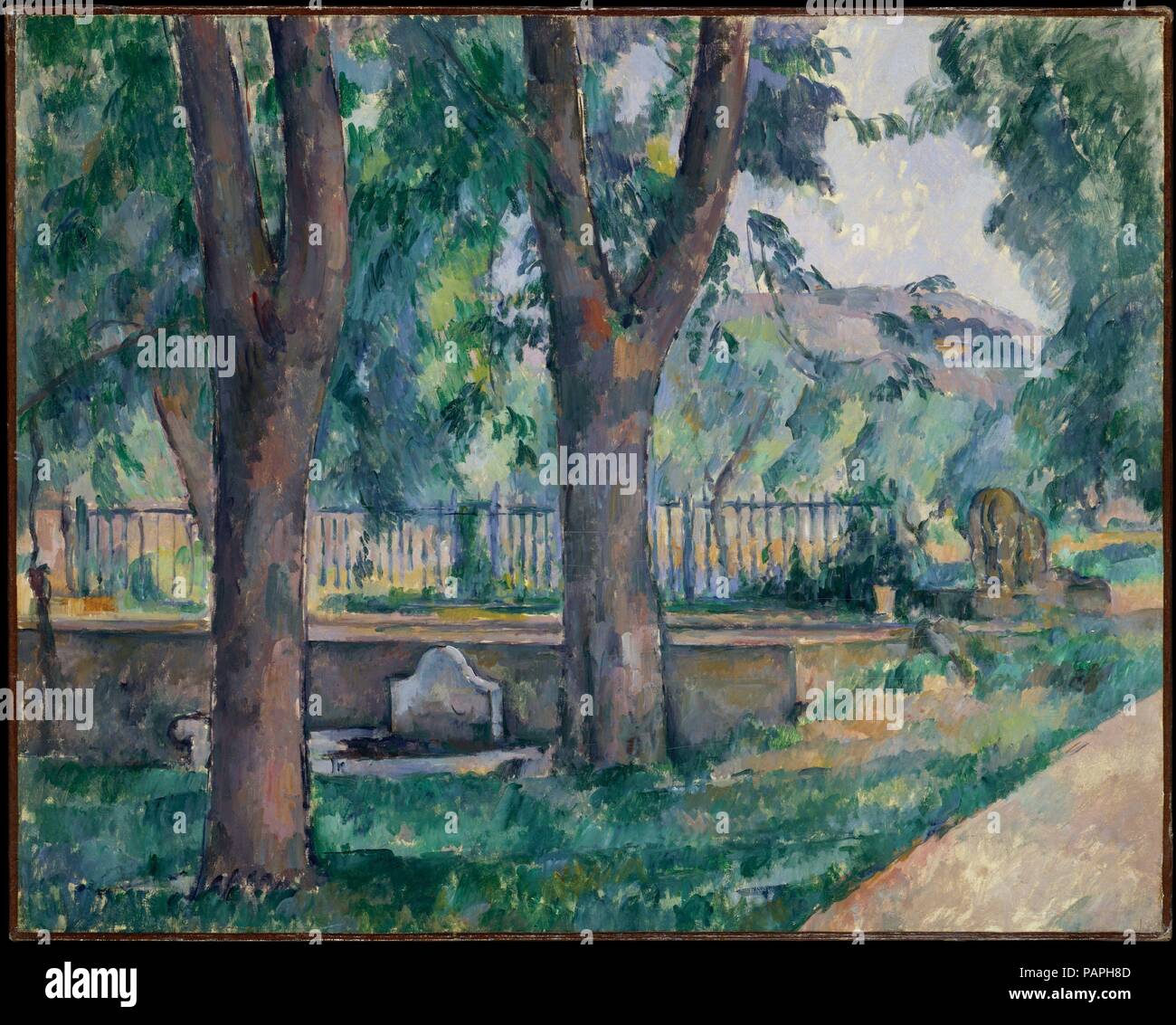 Der Pool an Jas de Bouffan. Artist: Paul Cézanne (Französisch, Aix-en-Provence 1839-1906 Aix-en-Provence). Abmessungen: 25 1/2 x 31 7/8 in. (64,8 x 81 cm). Datum: Ca. 1885-86. Cézannes Zuneigung für Immobilien der Familie, Jas de Bouffan, in der Nähe von Aix, in der viele Ansichten, die er von der Eigenschaft über ein viertel Jahrhundert gemalt wider. Er die Straße an der unteren rechten in dieser Zusammensetzung mehrmals in der Mitte der 1880s dargestellt. Mit Kastanienbäumen umgeben, es führte von der Rückseite des achtzehnten Jahrhunderts Haus angelegten Gärten. In der Nähe der Rampe Aufteilung der Bereiche wurde ein Pool für das Sammeln von Wasser und einer Waschmaschine t Stockfoto