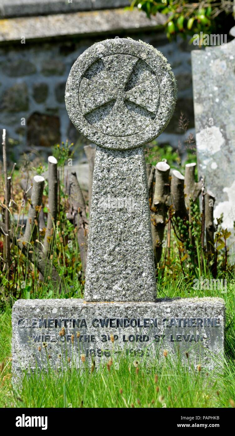 Alte Grabstein von Clementina Gwendolen Caterine, Frau des 3. Herr St Levan, 1896-1995, St. Michael's Mount, Karrek Loos yn Koos, Marazion, Cornwall, Großbritannien Stockfoto