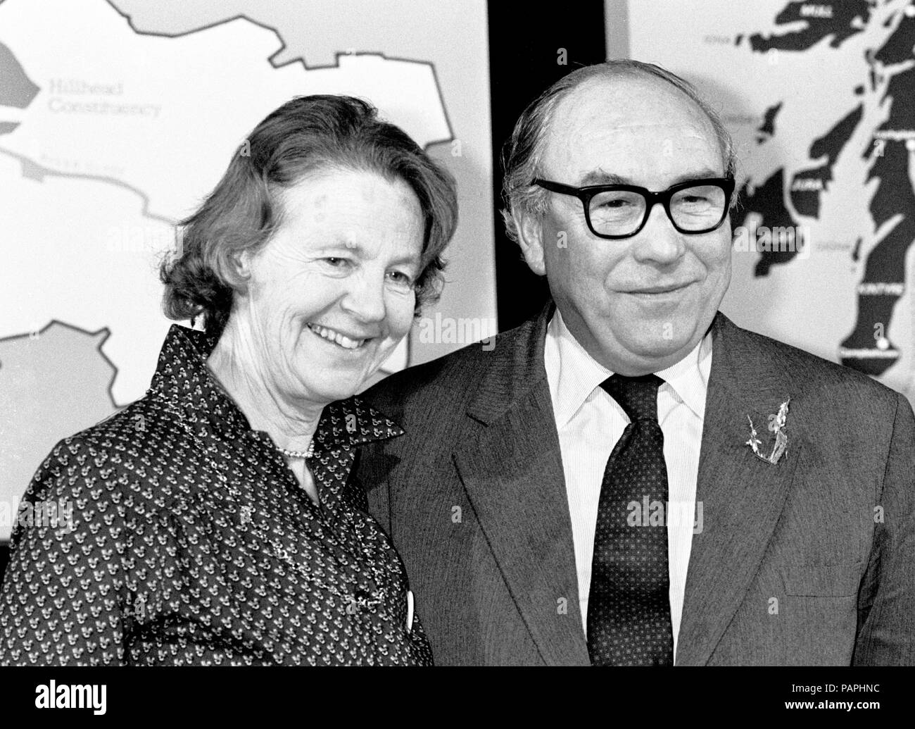 Roy Jenkins, den neuen Mitgliedstaaten für Glasgow Hillhead, der zusammen mit seiner Frau Jennifer nach dem Gewinn der Sear für die SDP-Allianz. 26. März 1982 Stockfoto