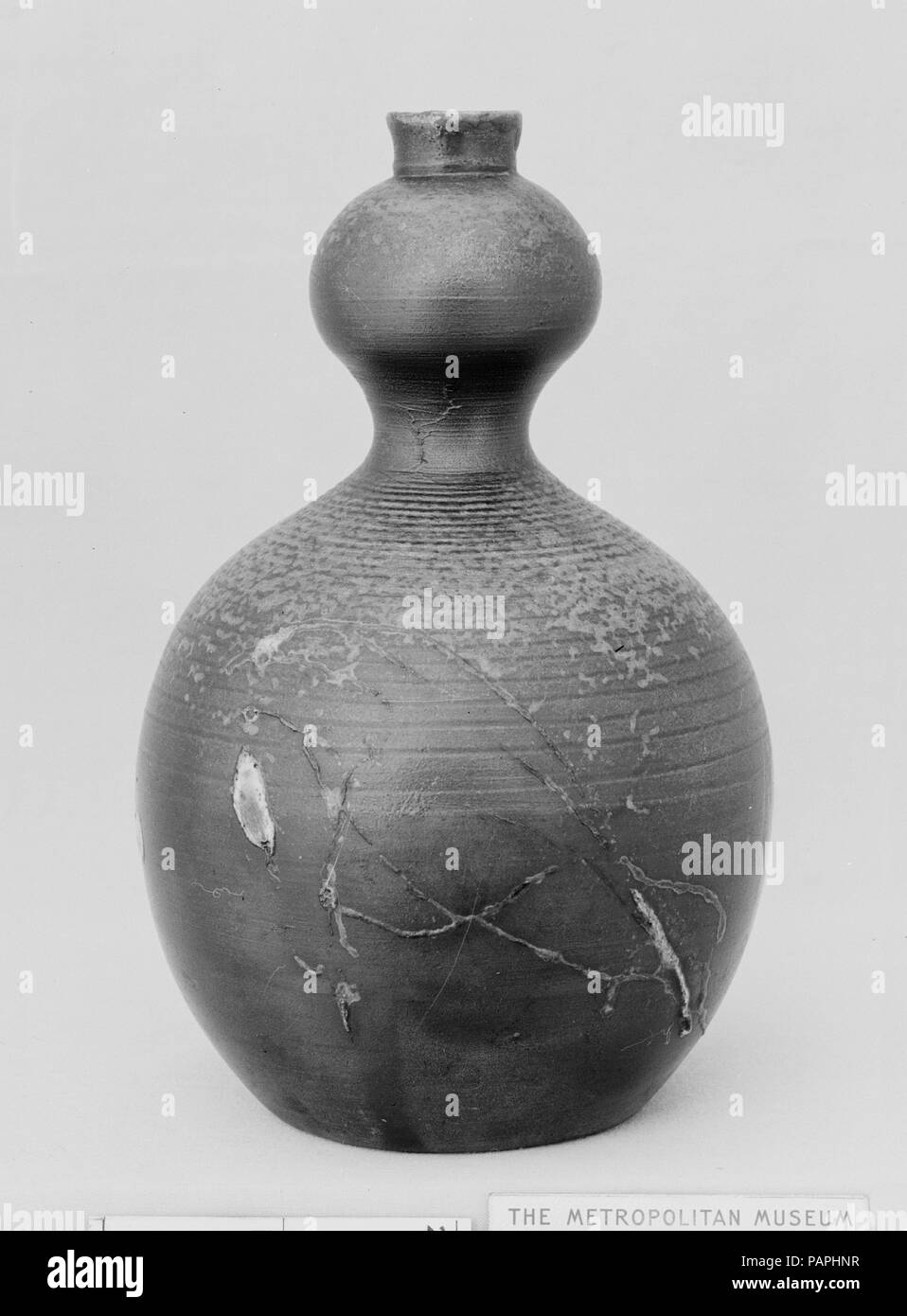 Flasche. Kultur: Japan. Abmessungen: H.6. (15,2 cm). Datum: 19. Museum: Metropolitan Museum of Art, New York, USA. Stockfoto