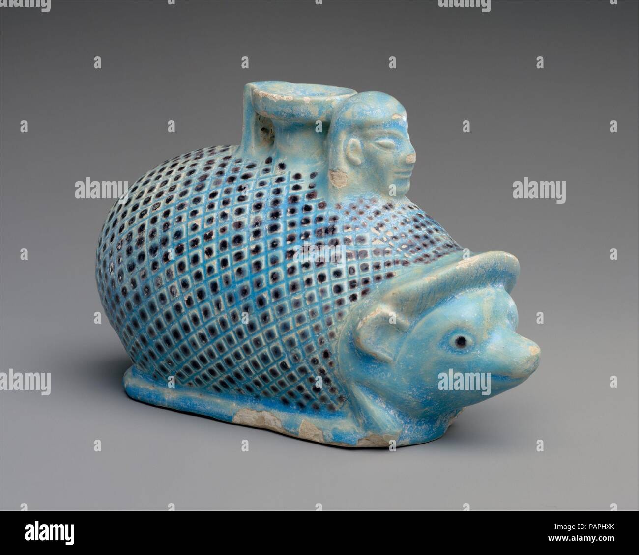 Fayence aryballos (Parfüm Vase) in der Form eines Igels. Kultur: Osten griechisch. Abmessungen: 4 3/8 x 3 1/4 in. x 7 in. (11,1 x 8,3 x 17,8 cm). Datum: Ca. 550-500 v. Chr.. Museum: Metropolitan Museum of Art, New York, USA. Stockfoto