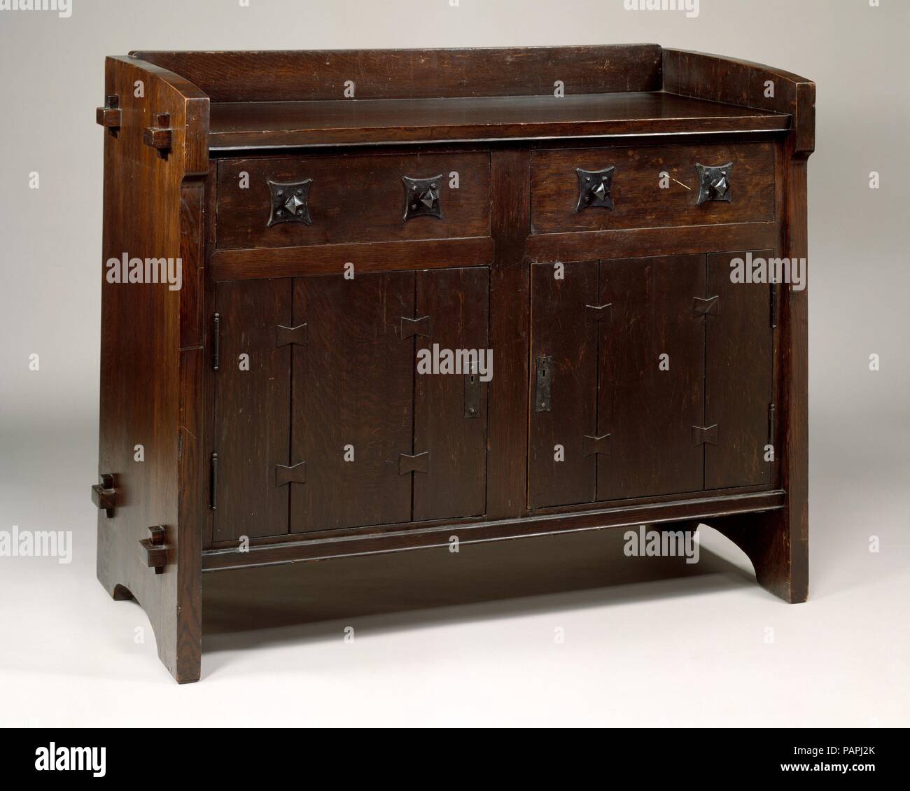 Sideboard Tisch. Kultur: American. Designer: Entworfen von Gustav Stickley (Amerikanische, Osceola, Wisconsin 1858-1942 in Syracuse, New York). Abmessungen: 39 x 48 x 21 cm. (100,3 x 121,9 x 54,6 cm). Datum: Ca. 1901. 1899, Gustav Stickley, ein führender Designer und Proselytizer der amerikanischen Kunst und Handwerk Bewegung, gründete die Handwerker Workshops (United Handwerk vor 1904 genannt) seine Linie der Möbel zu fertigen. Einfach für die Einfachheit der Herstellung konzipiert, Handwerker Möbel Preiswerte der durchschnittliche Amerikaner zu appellieren. Die massive Schlitz-zapfen-Gelenke ragen aus den Enden o Stockfoto