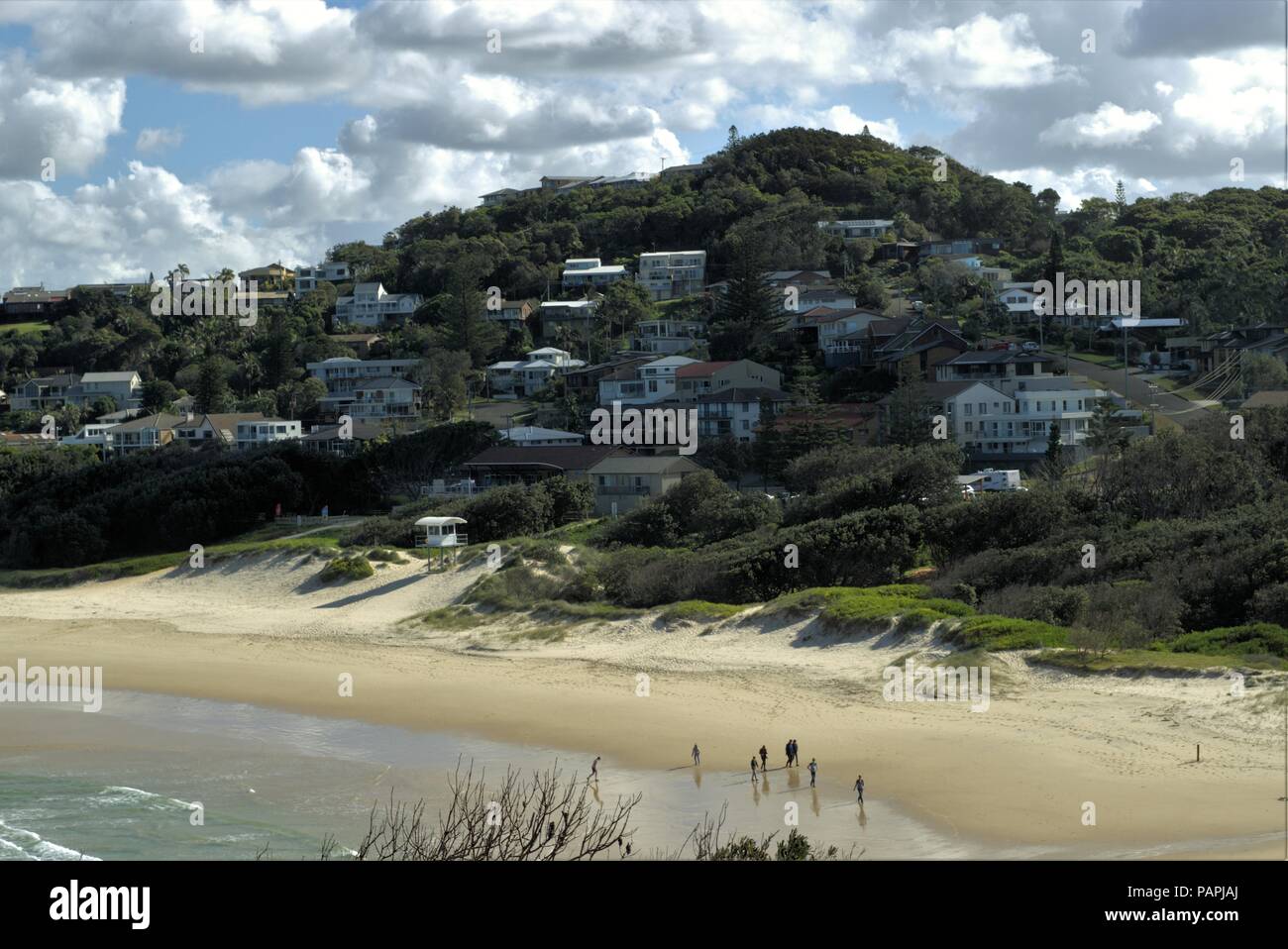 Leuchtturm und Strand Strand mit Blick auf Immobilien in New South Wales Küstenort Port Macquarie in Australien. Stockfoto