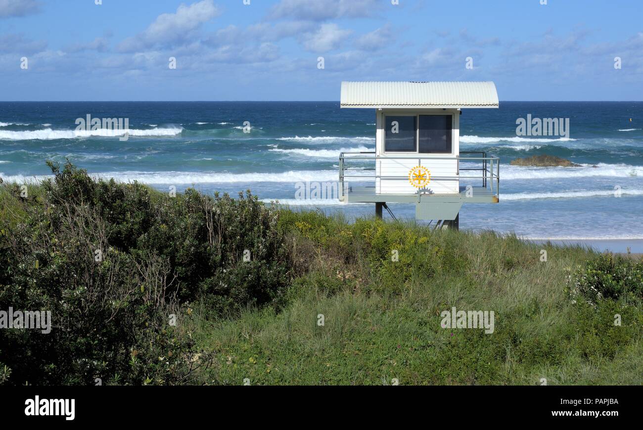 Lebensrettende Turm für Rettungskräfte oder Kabine für öffentliche Sicherheit am Leuchtturm Strand in Australien Stockfoto