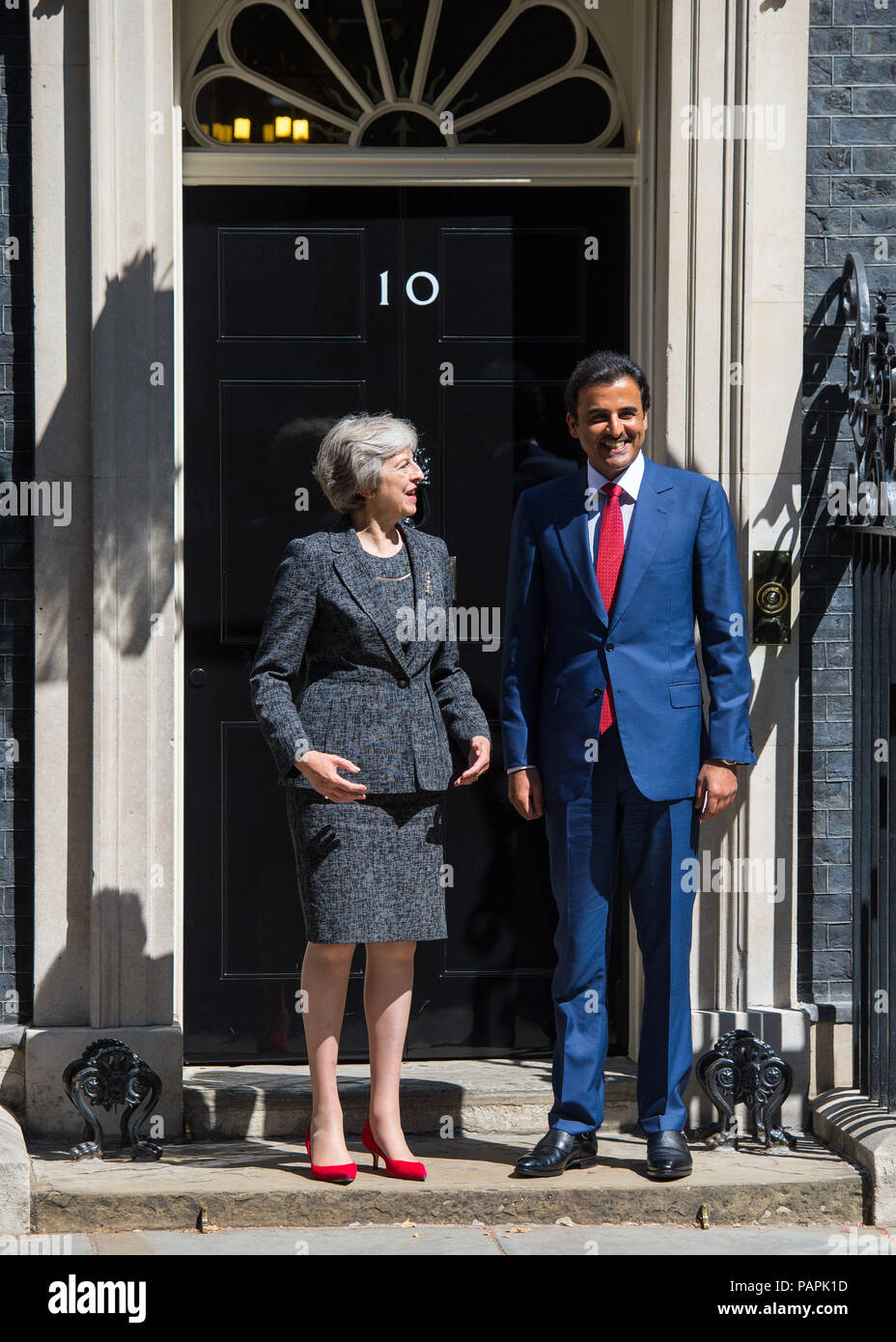 Premierminister Theresa May grüßt Emir von Katar, Tamim Bin Hamad Al Thani, wie er es in der Downing Street in London eintrifft. Stockfoto