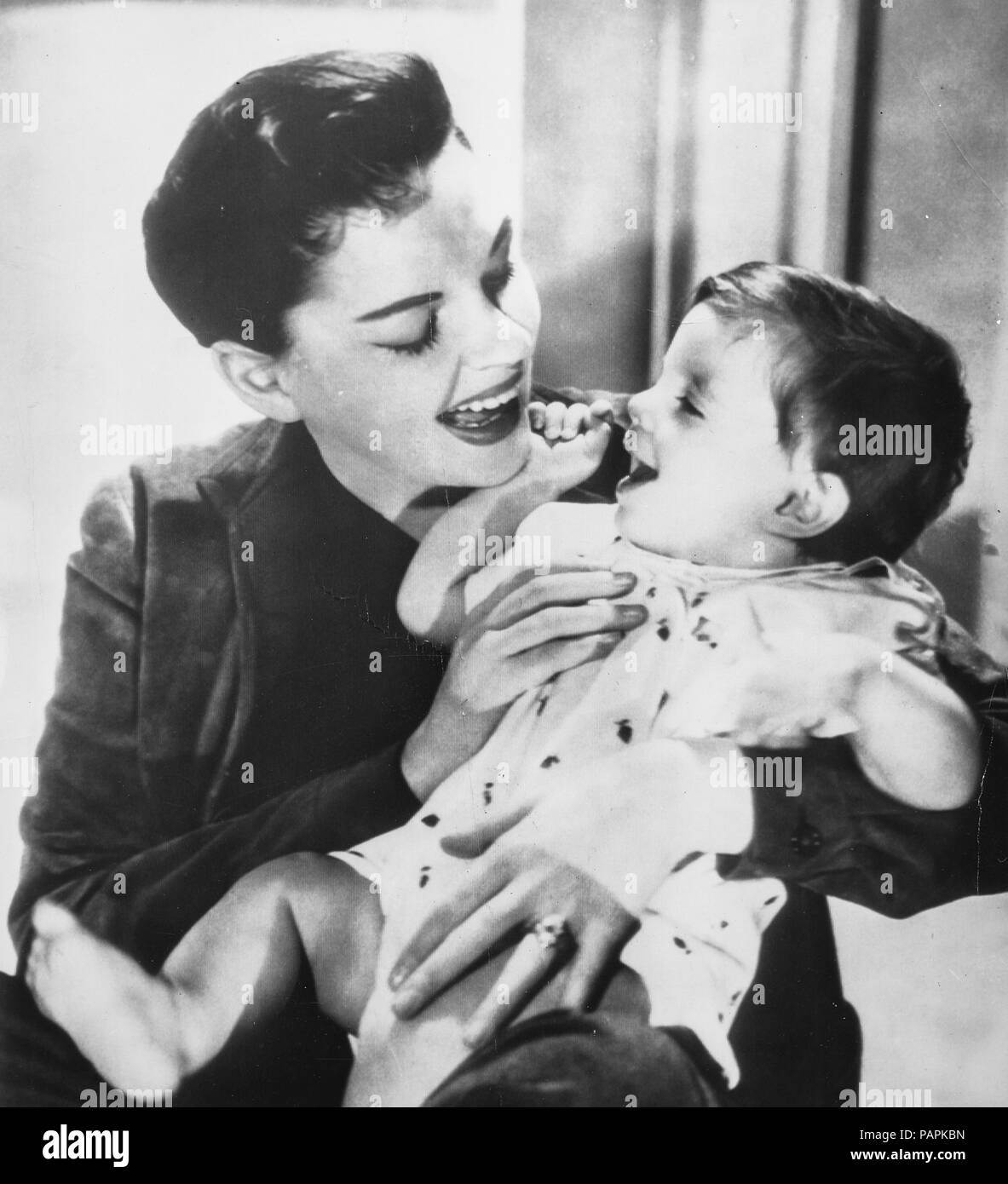 Judy Garland Mit Sohn Joseph Hollywood Los Angeles Kalifornien 1956 Stockfotografie Alamy