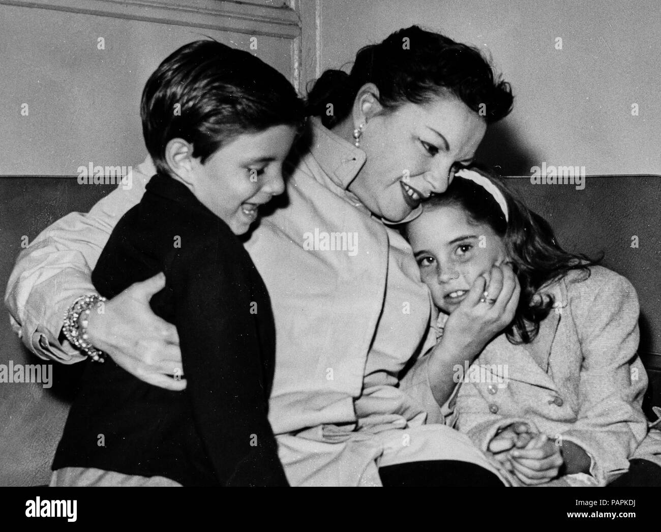 Judy Garland mit ihren Kindern Lorna und Joe, 1960 Stockfoto