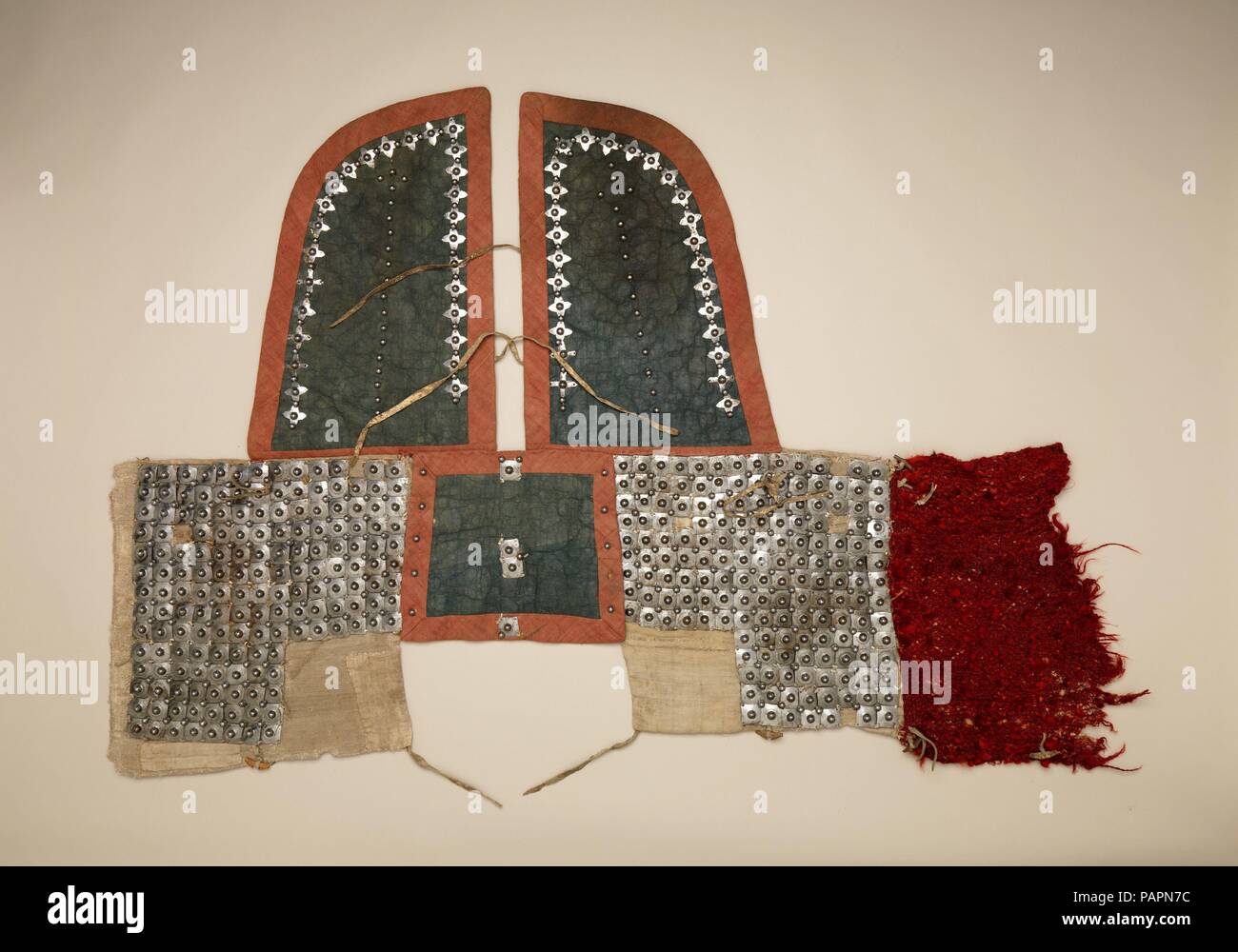 Crinet und Schulter Verteidigung für ein Pferd. Kultur: Western Tibetische. Abmessungen: L 36 5/8 Zoll (93 cm); W. 54 3/4 Zoll (139,1 cm). Datum: 17. Museum: Metropolitan Museum of Art, New York, USA. Stockfoto