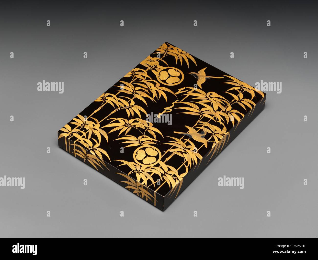 Abgedeckt, für Volumes. Kultur: Japan. Abmessungen: H. 9 1/8 in. (23,2 cm); W. 6 1/2 in. (16,5 cm). Datum: Ende des 17. Jahrhunderts. Die lacklager Box ist mit einem Maki-e (prinkled Bild') Design einer Bamboo Grove, zwei Vögel, und der Kamm der Tokugawa Familie eingerichtet. Museum: Metropolitan Museum of Art, New York, USA. Stockfoto