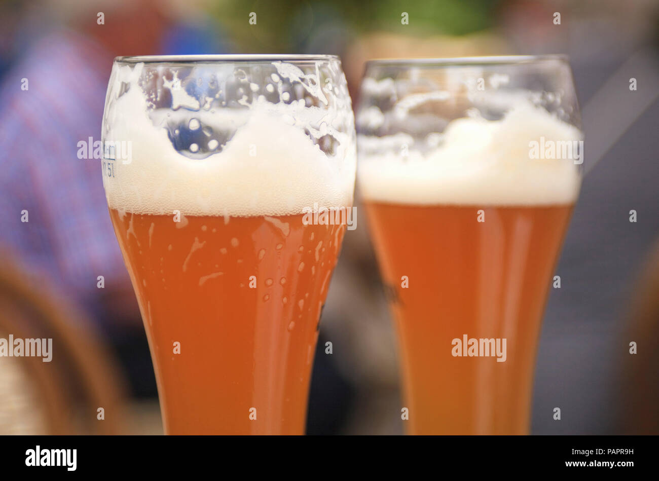 Zwei große Gläser Weizen Bier Stockfoto