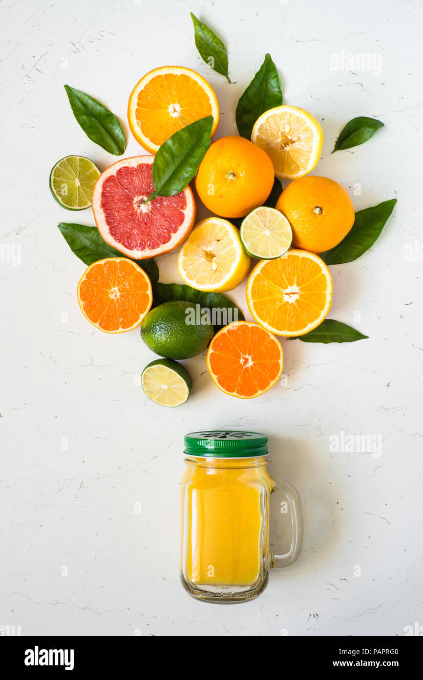 Citrus Saft Smoothie und Zutaten auf weißer Tisch. Obst Lebensmittel Hintergrund. Das gesunde Essen. Ansicht von oben Stockfoto