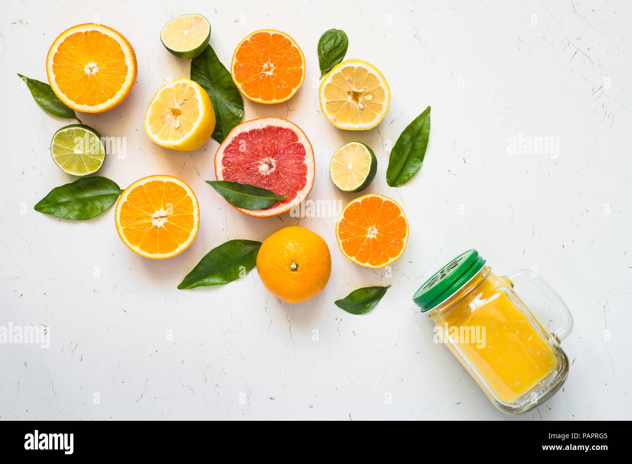 Citrus Saft Smoothie und Zutaten auf Weiß. Obst Lebensmittel Hintergrund. Das gesunde Essen. Ansicht von oben Stockfoto