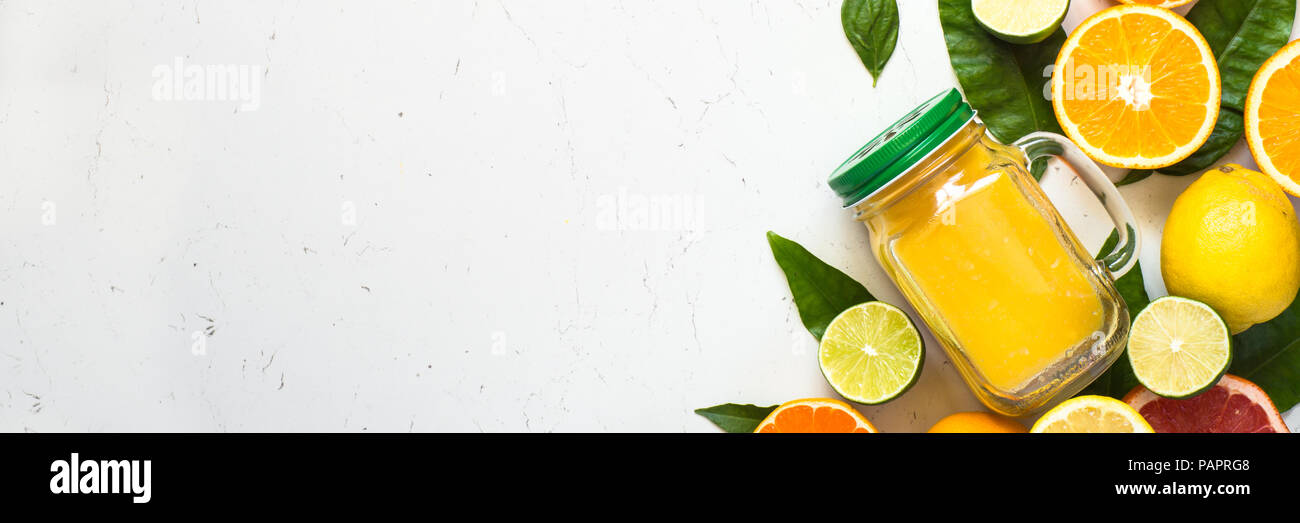 Citrus Saft Smoothie und Zutaten auf Weiß. Obst Lebensmittel Hintergrund. Ansicht von oben. Lange banner Format. Stockfoto