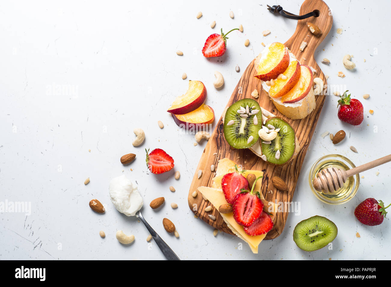Frische Susse Frucht Sandwiches Erdbeere Pfirsich Und Kiwi Sandwiches Mit Nussen Und Honig Uber Weisser Tisch Ansicht Von Oben Gesunden Snack Stockfotografie Alamy