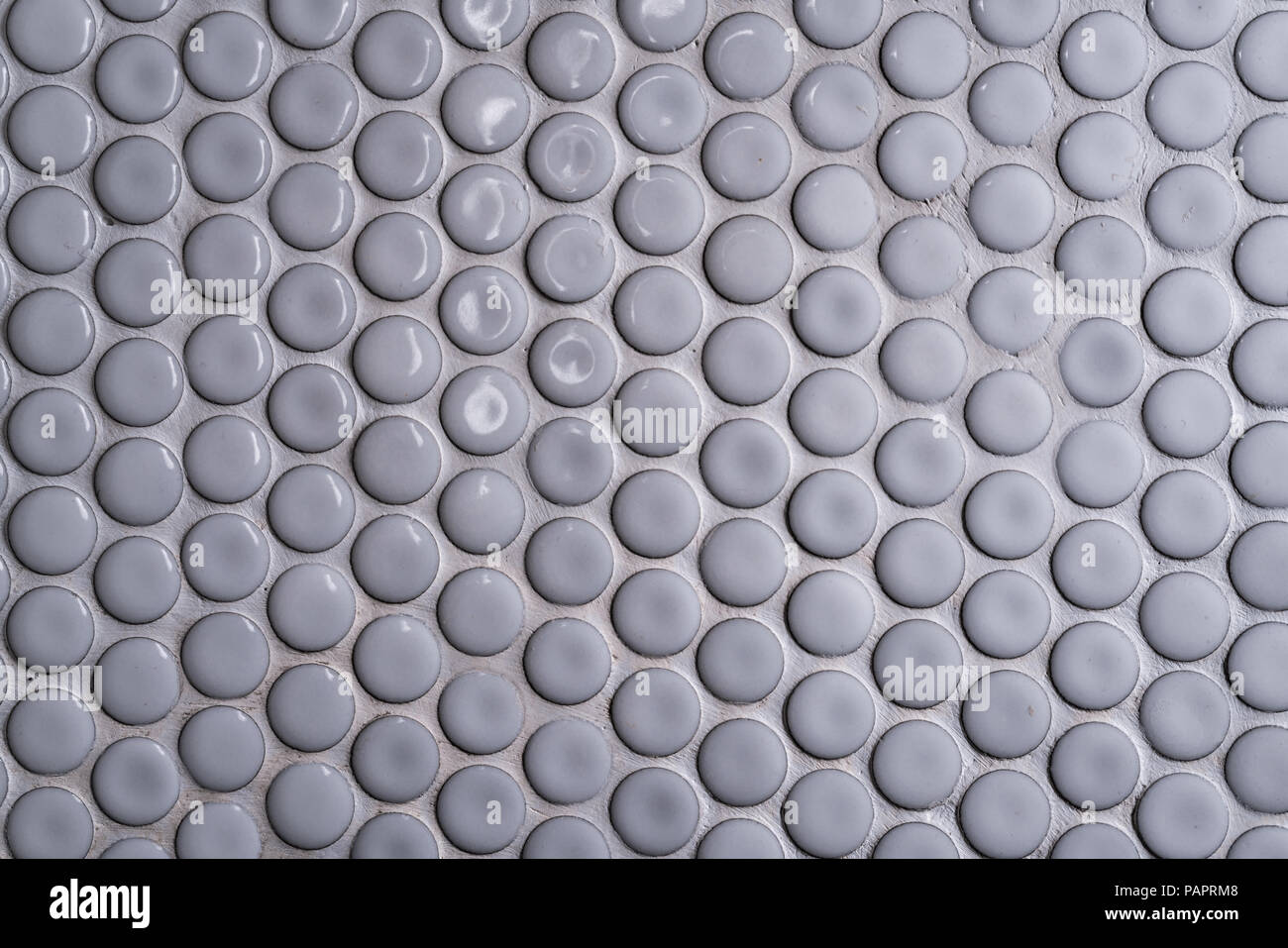 Weißer keramik Fliesen an der Wand mit vielen kleinen Runden einzigartigen Muster. Blick von oben auf die Badezimmer Wand Fliesen ist ein runder Knopf625. Kreis weiß Mosaik Fliese Abstract Stockfoto